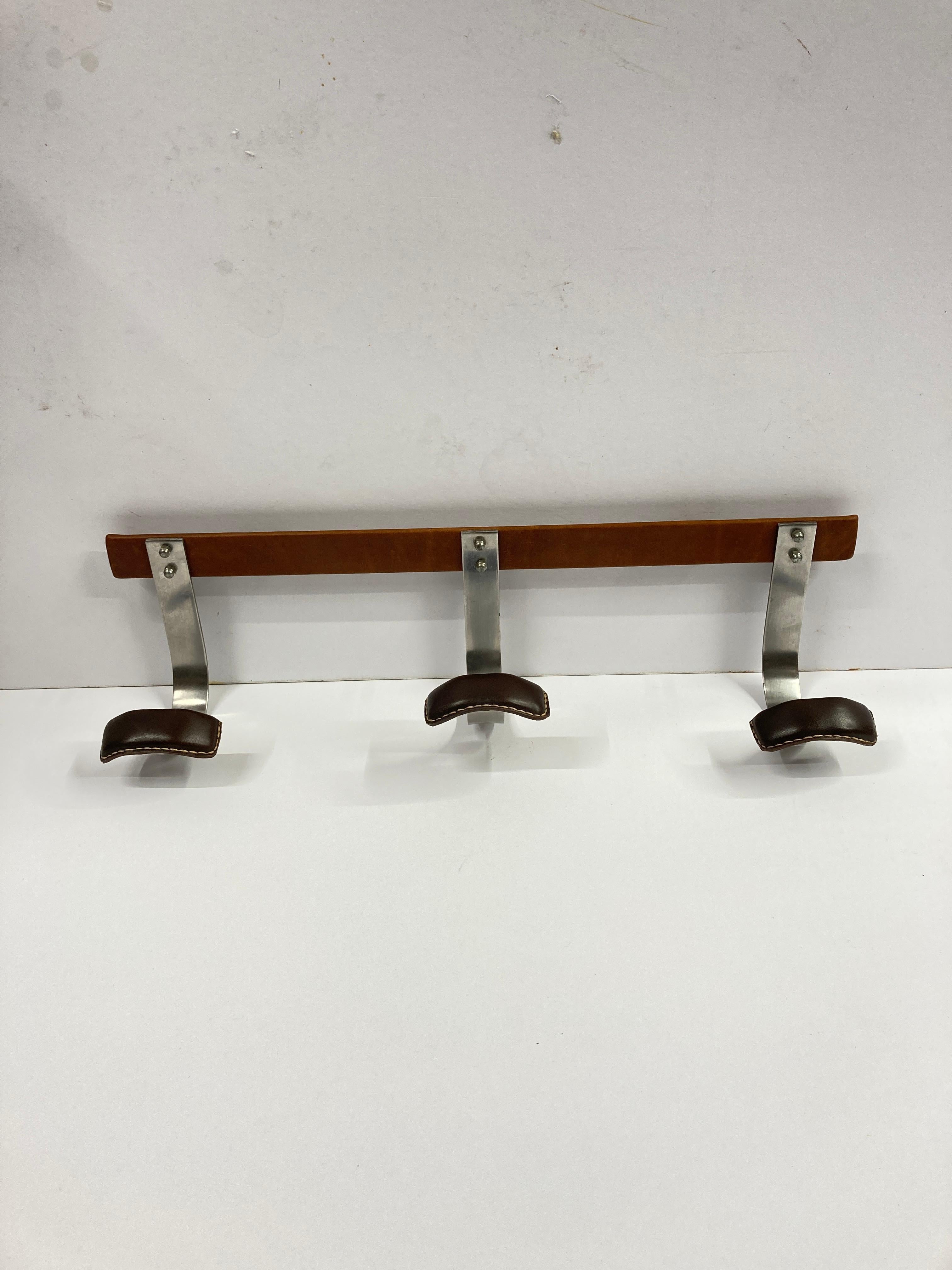 1950's Stitched Leather coat rack von Jacques Adnet im Zustand „Gut“ im Angebot in Bois-Colombes, FR