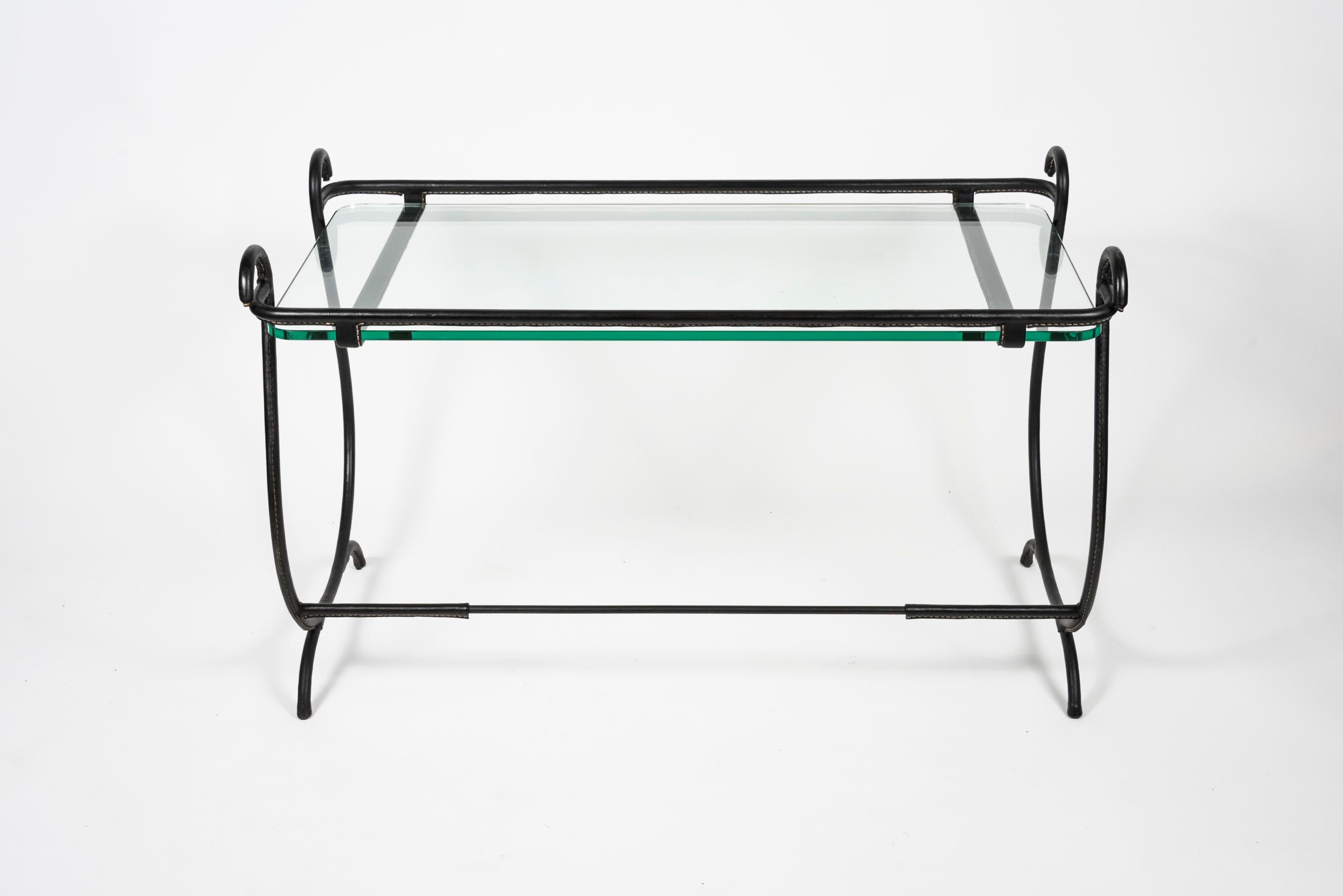 Table de cocktail en cuir cousue par Jacques Adnet des années 1950 en vente 1