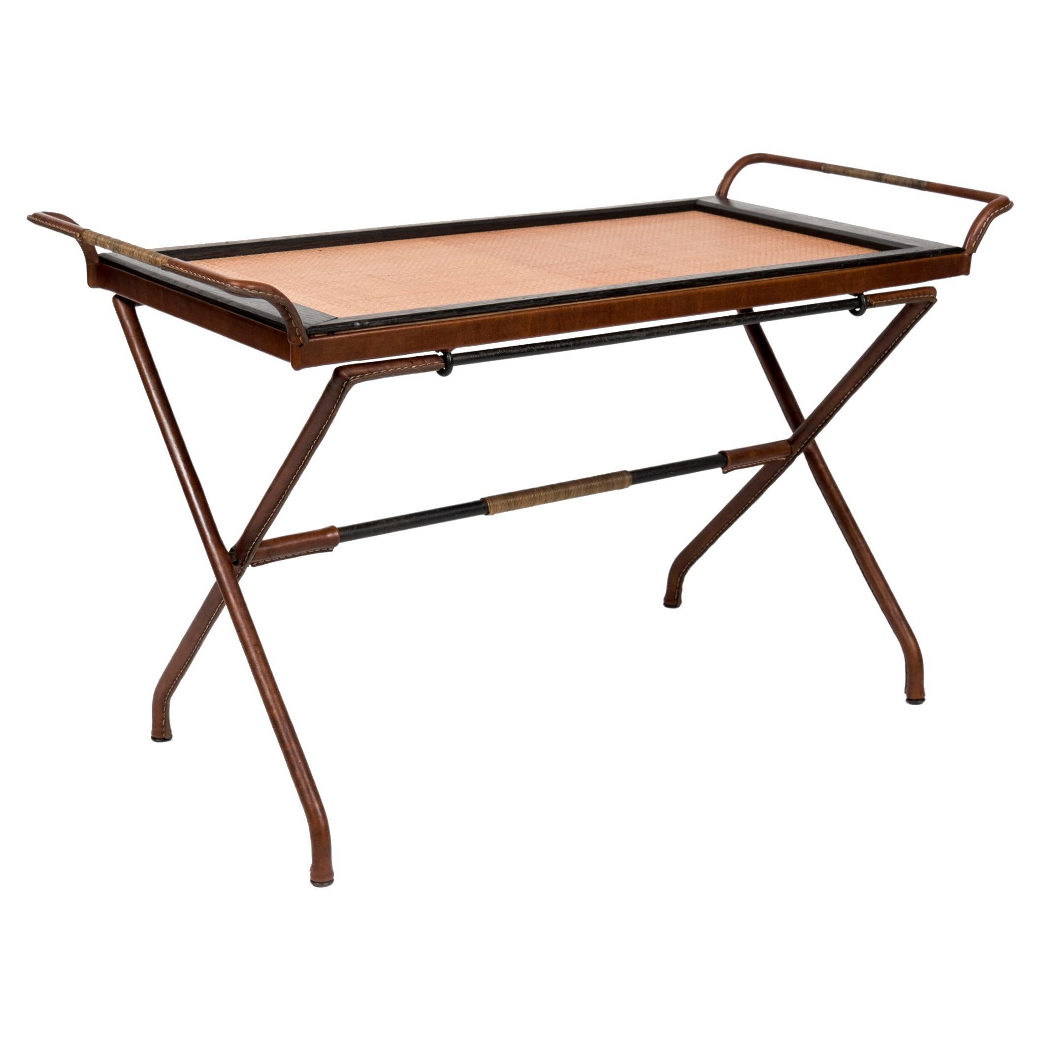 Table de cocktail en cuir cousue par Jacques Adnet des années 1950 en vente