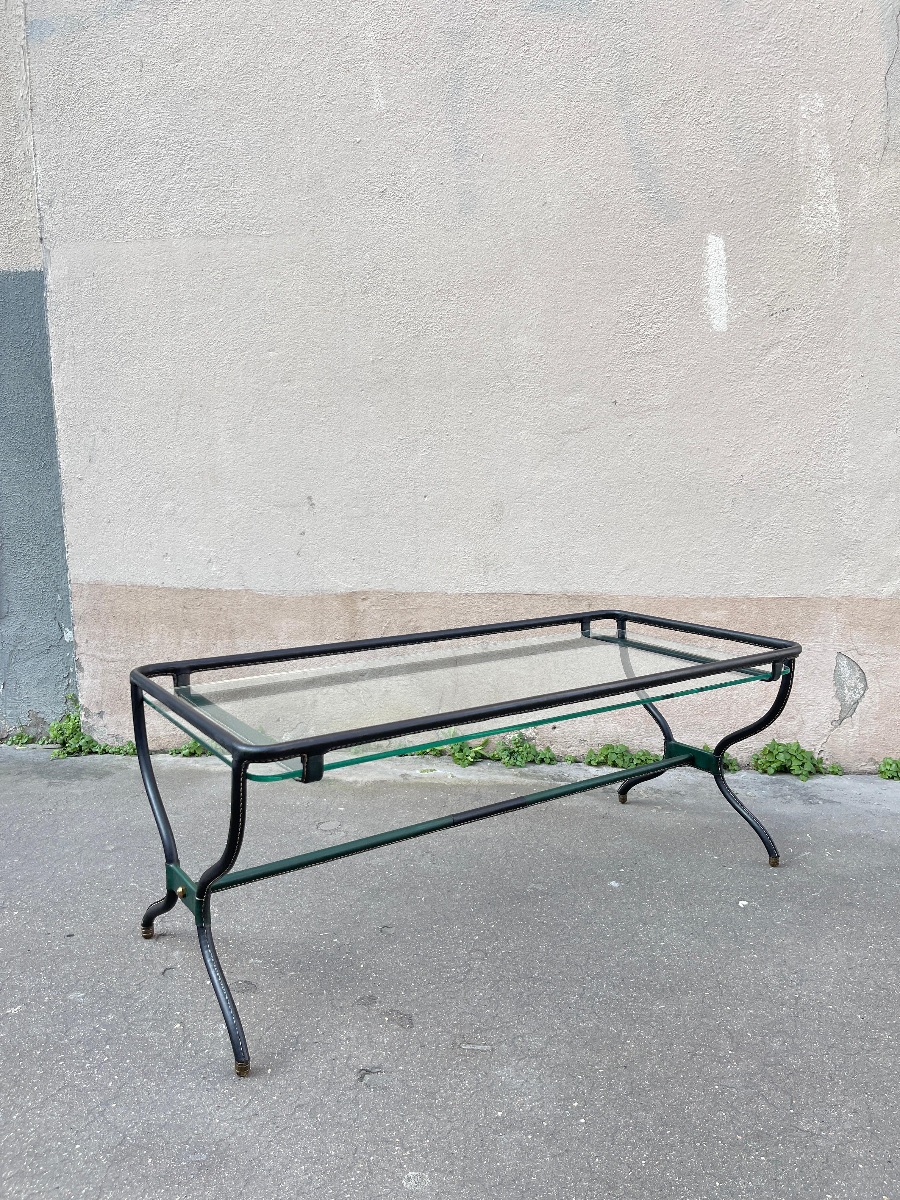 1950er Jahre Genähter Couchtisch aus Leder von Jacques Adnet
Frankreich