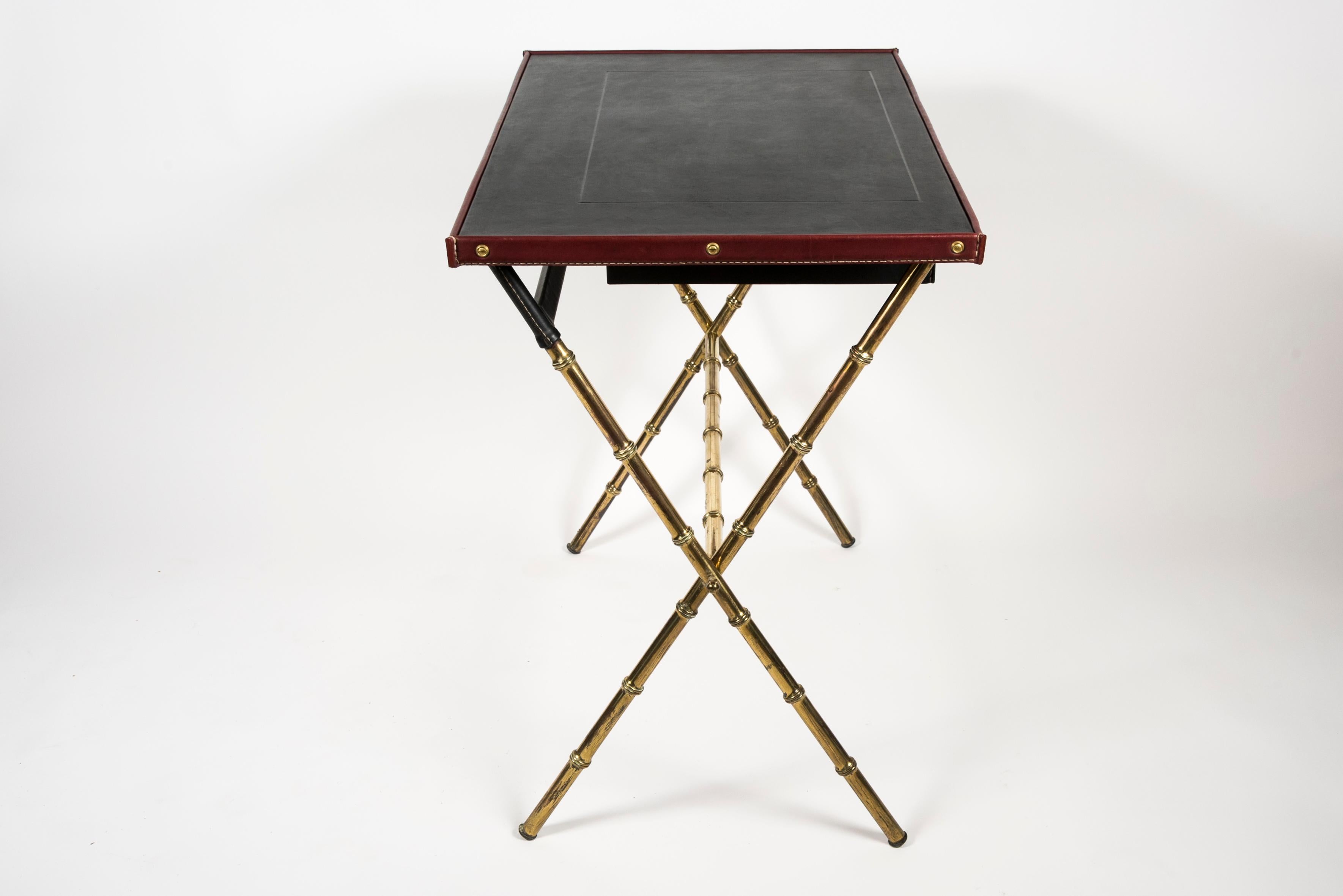 Laiton Bureau et tabouret en cuir piqué des années 1950 par Jacques Adnet en vente