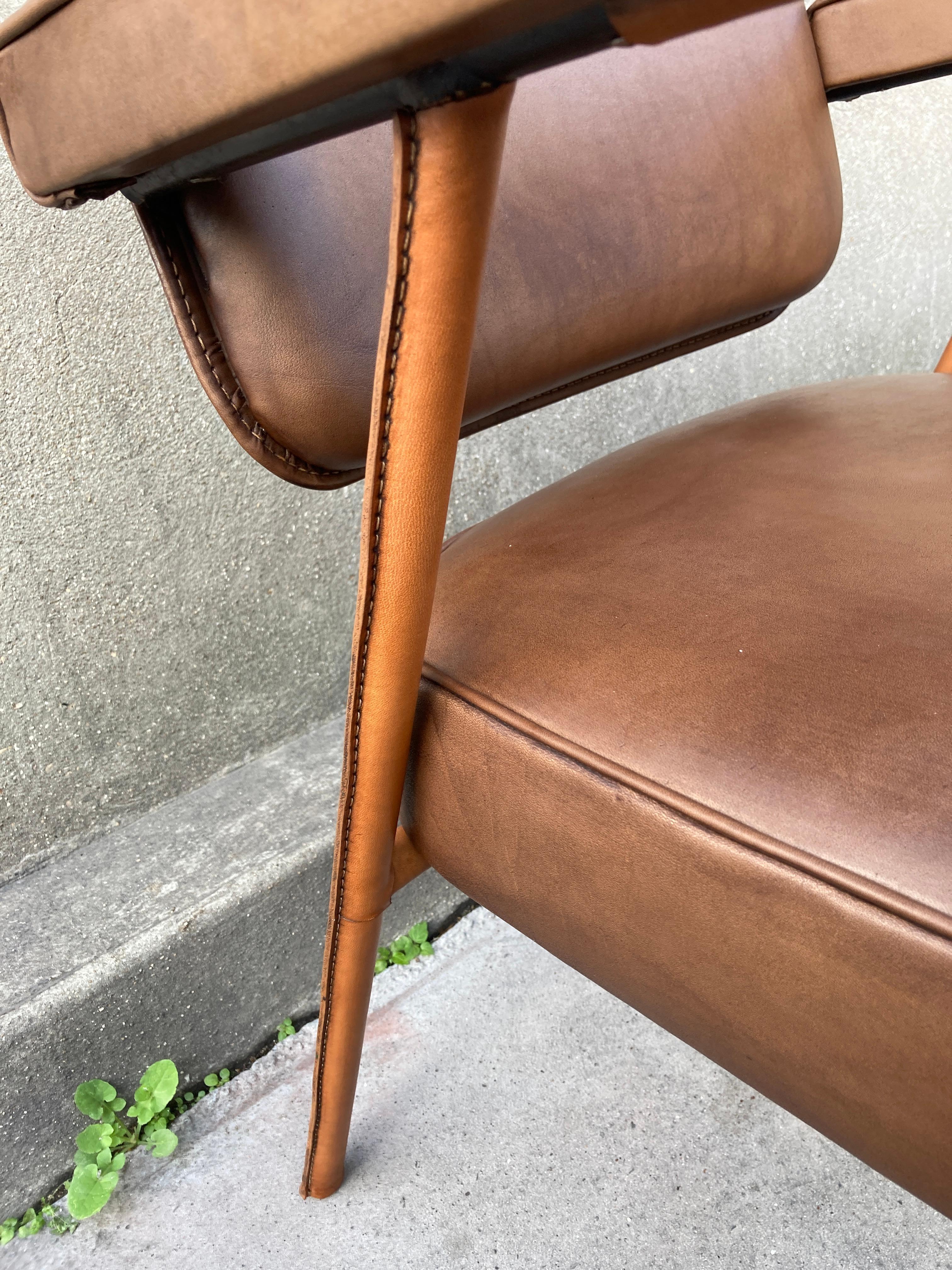 1950er Jahre Genähter Ledersessel von Jacques Adnet im Zustand „Gut“ im Angebot in Bois-Colombes, FR