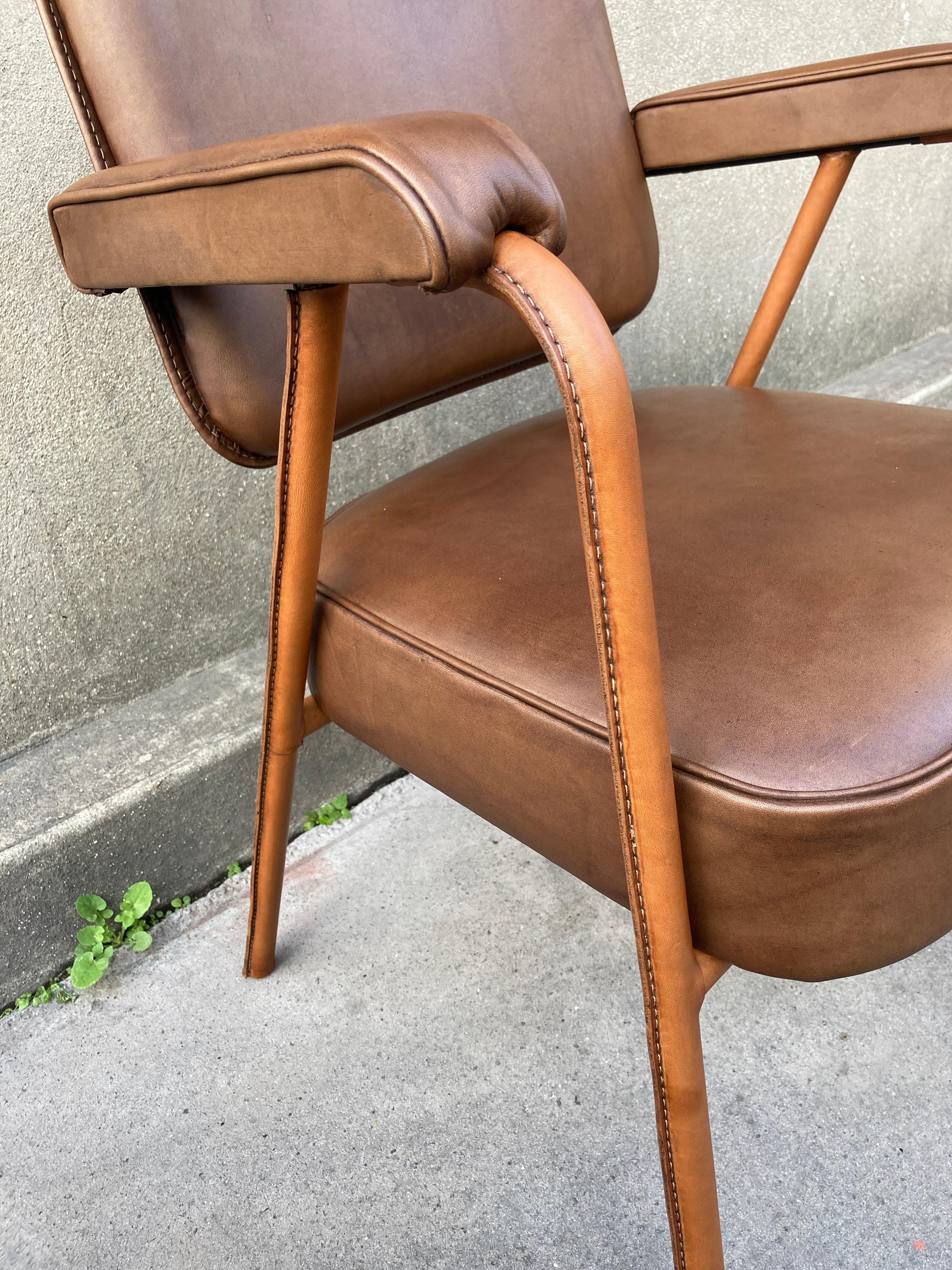 1950er Jahre Genähter Ledersessel von Jacques Adnet im Angebot 1