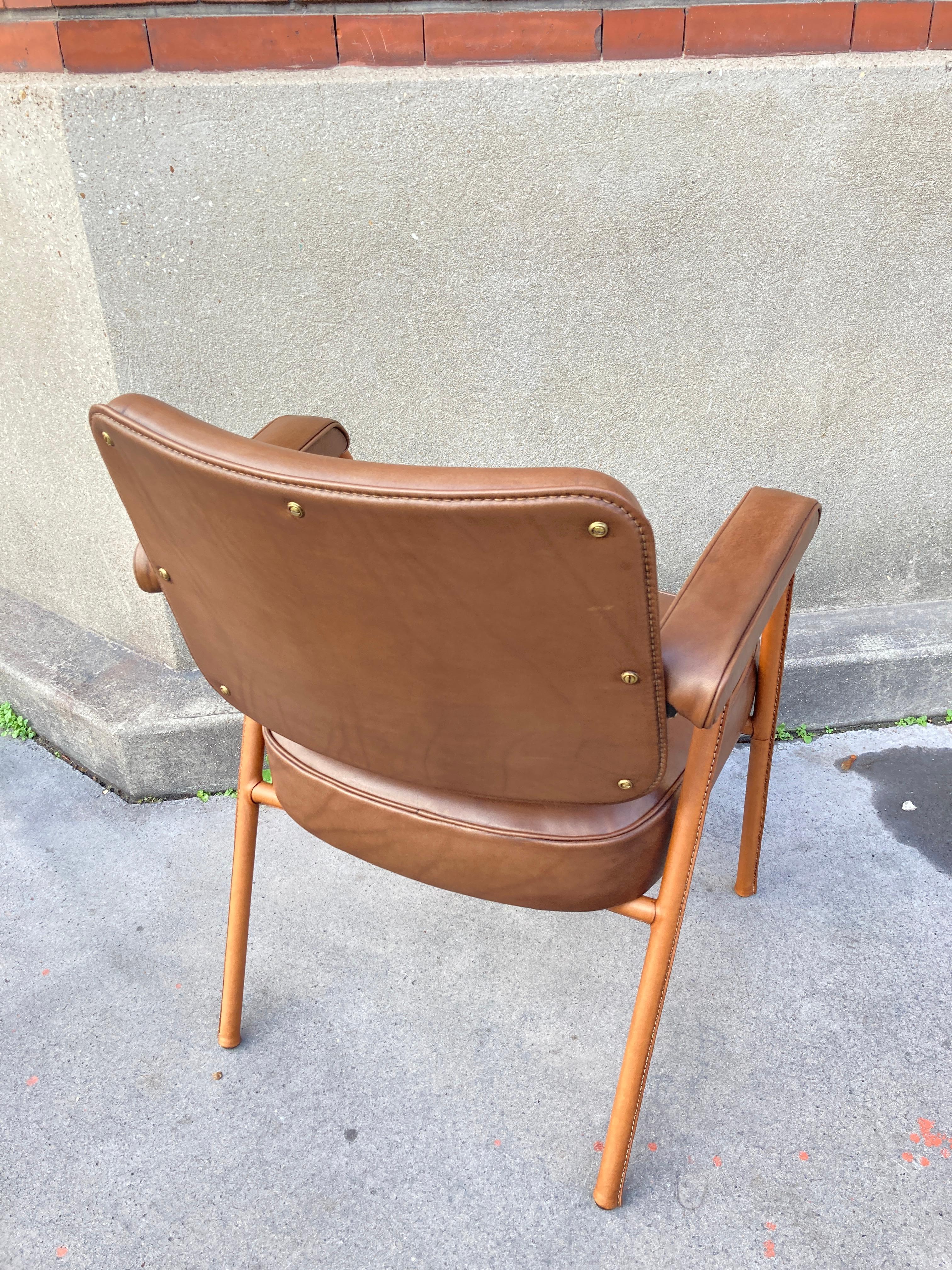 1950er Jahre Genähter Ledersessel von Jacques Adnet im Angebot 2