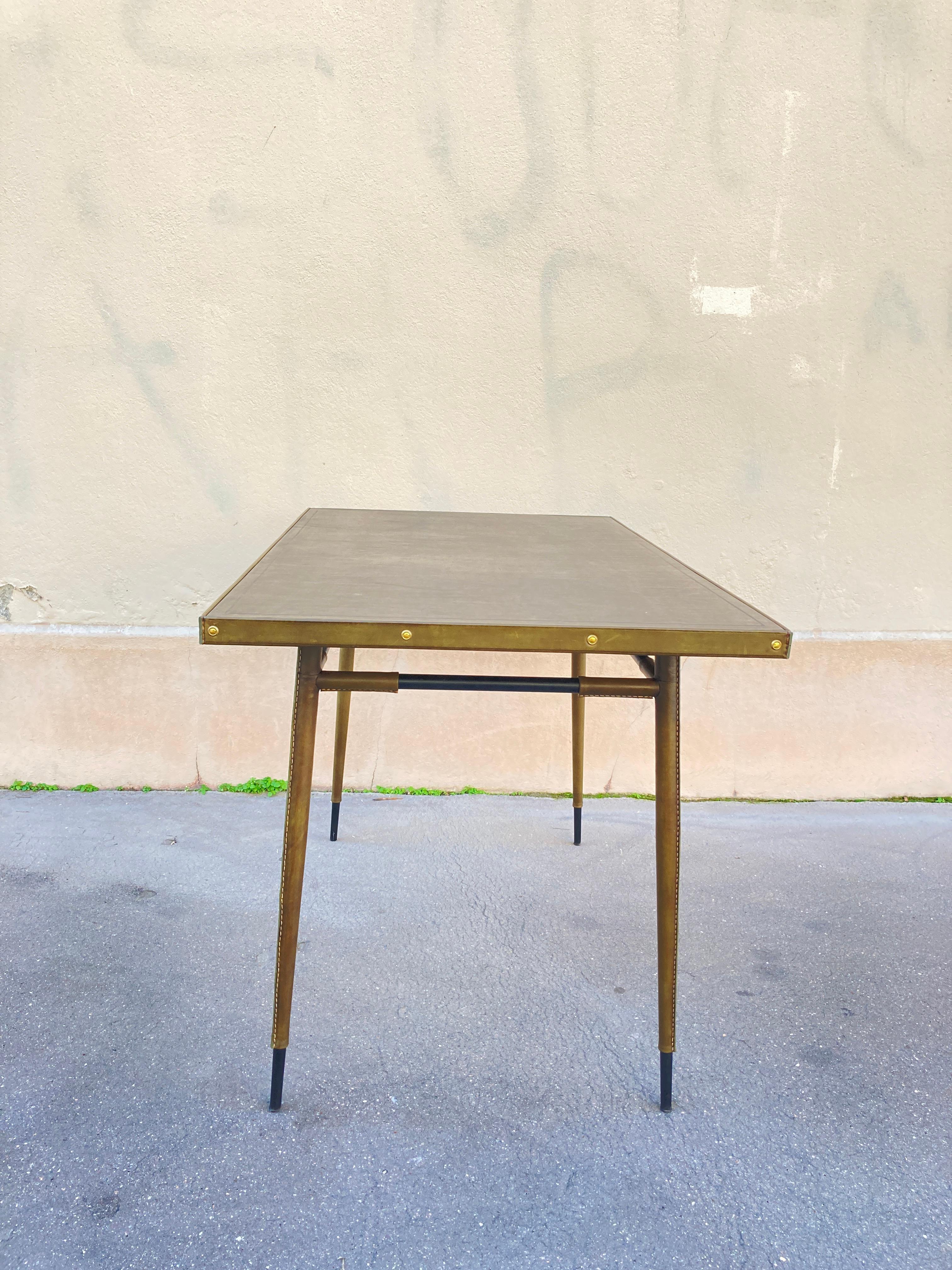 Escritorio de cuero cosido de los años 50 por Jacques Adnet en venta 5
