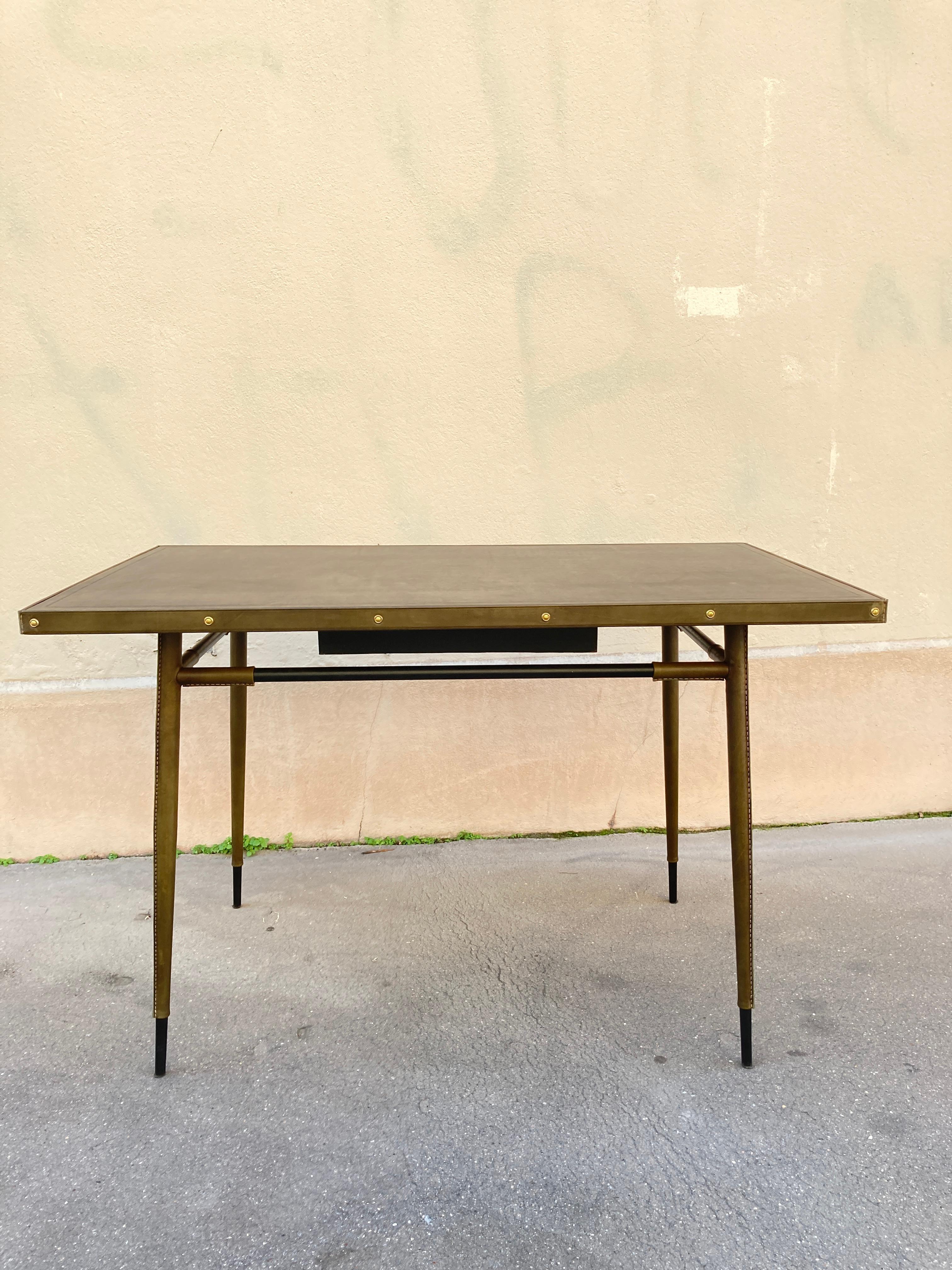 Escritorio de cuero cosido de los años 50 por Jacques Adnet en venta 6