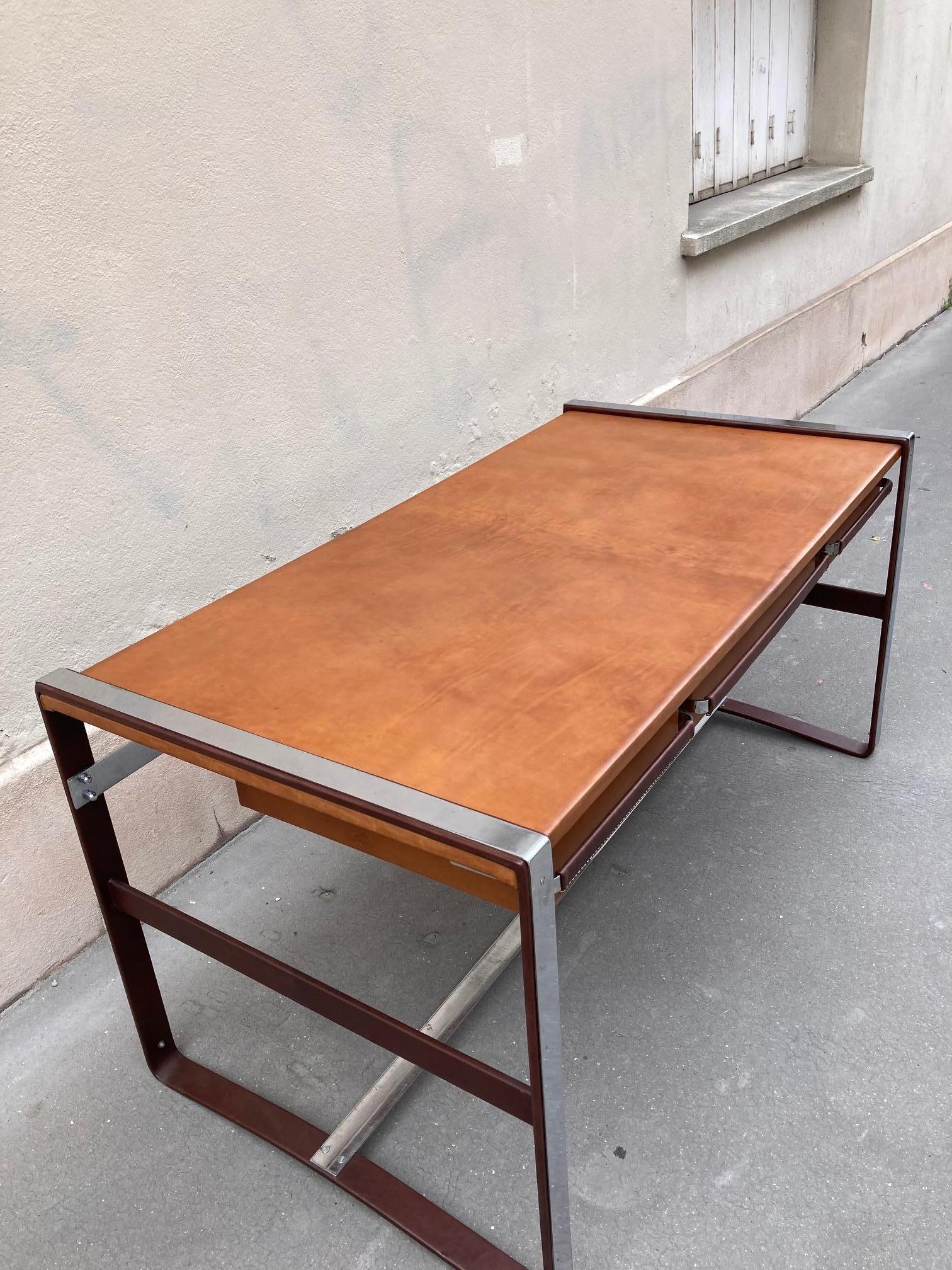 Escritorio de cuero cosido de los años 50 por Jacques Adnet en venta 7