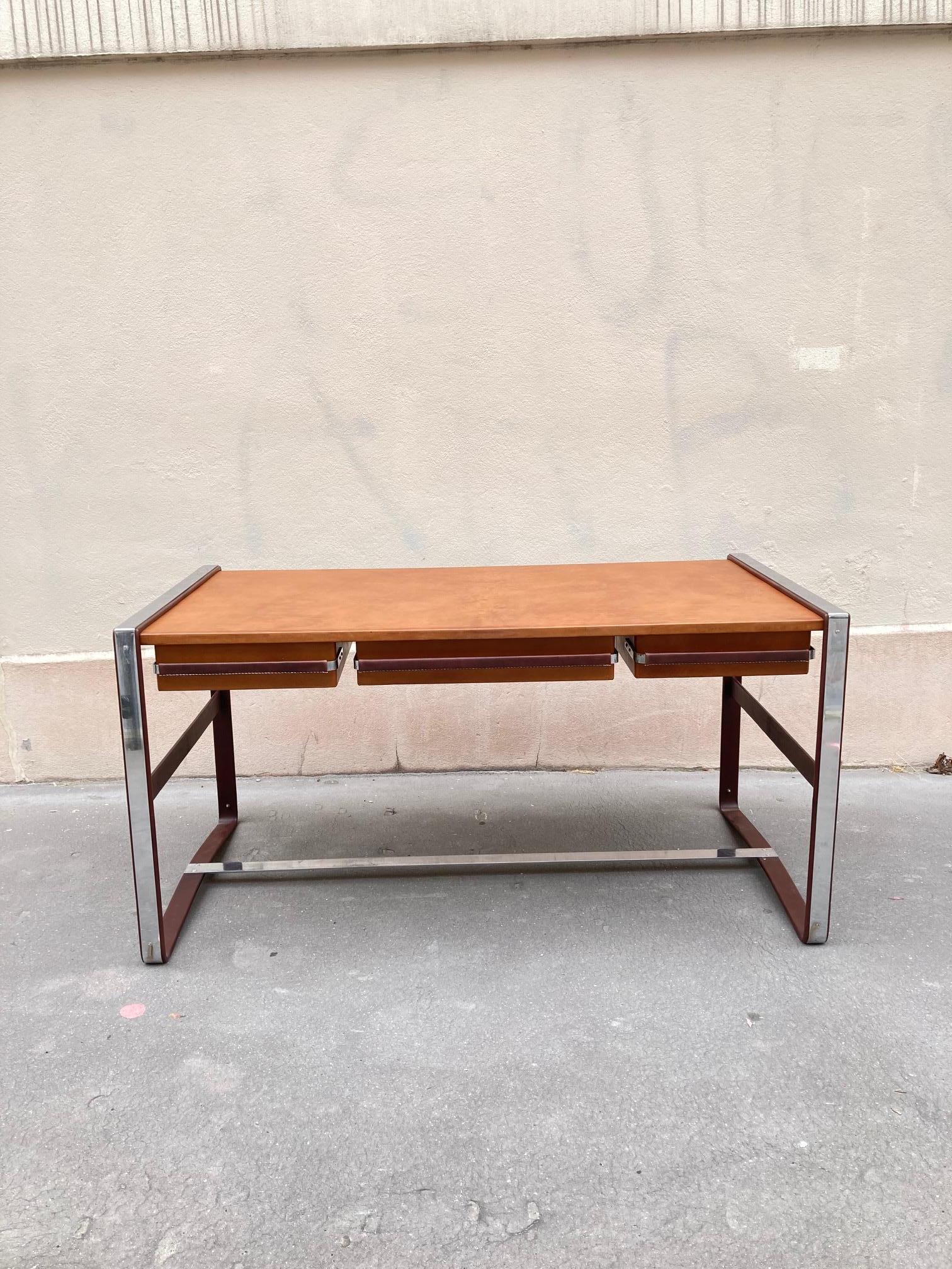 1950's Stitched leather desk by Jacques Adnet.
Metal is in vintage condition.
See pictures for details.
Other pics on request, overall very good condition.