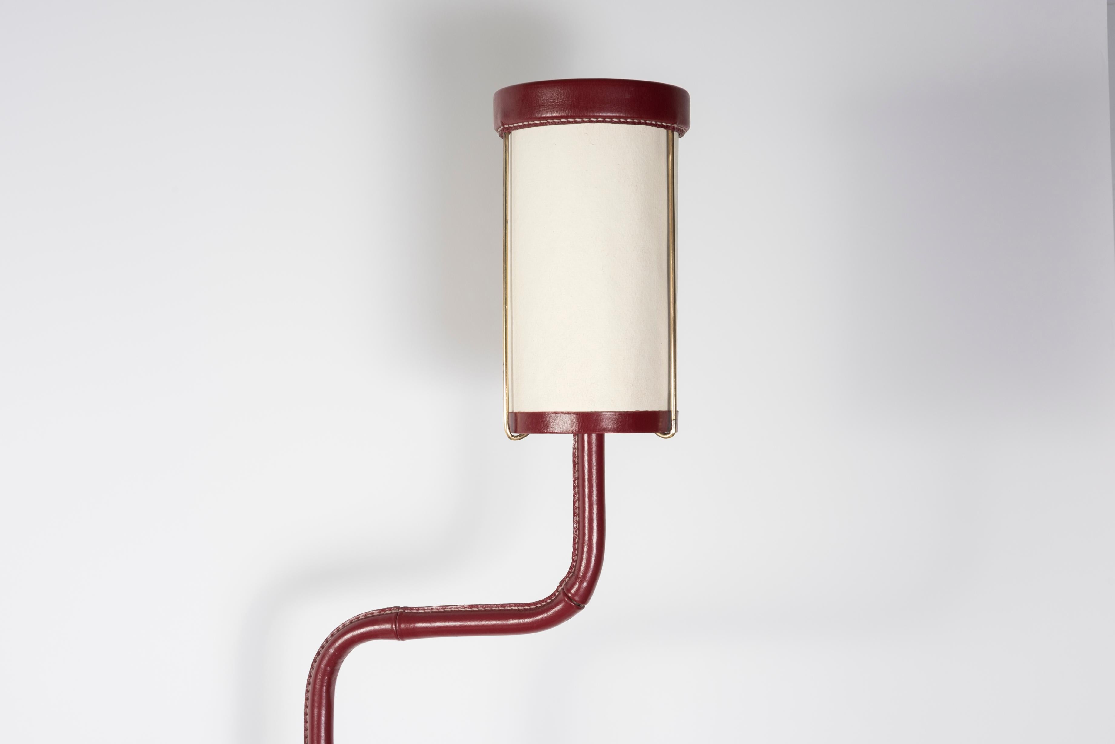 Seltener kleiner genähter Ledertisch von Jacques Adnet
Die Lampe kann auf der linken oder rechten Seite angebracht werden.
Die Lampe kann auch entfernt werden.
