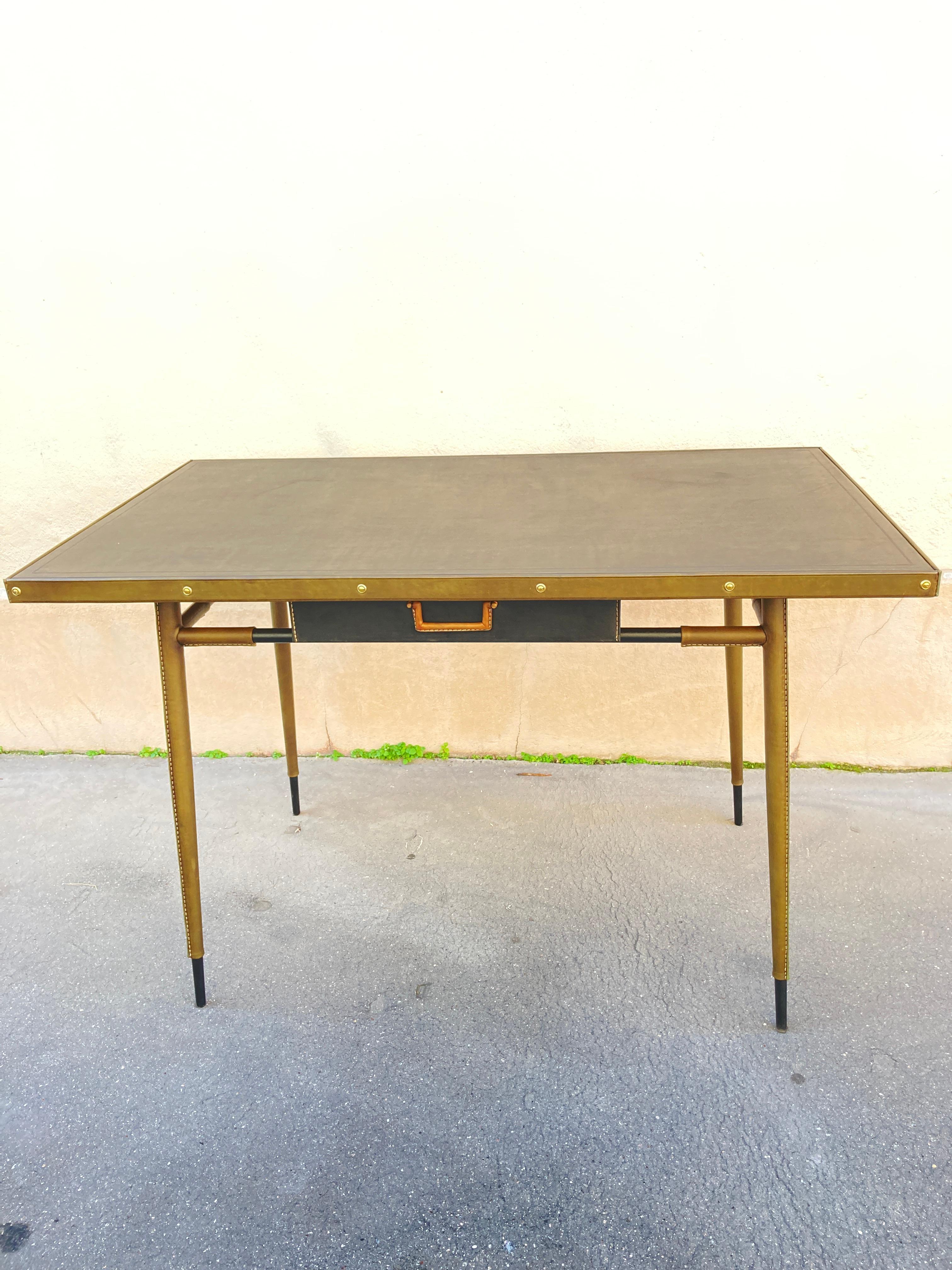 Escritorio de cuero cosido de los años 50 por Jacques Adnet
Piel verde oliva y negra
Francia
