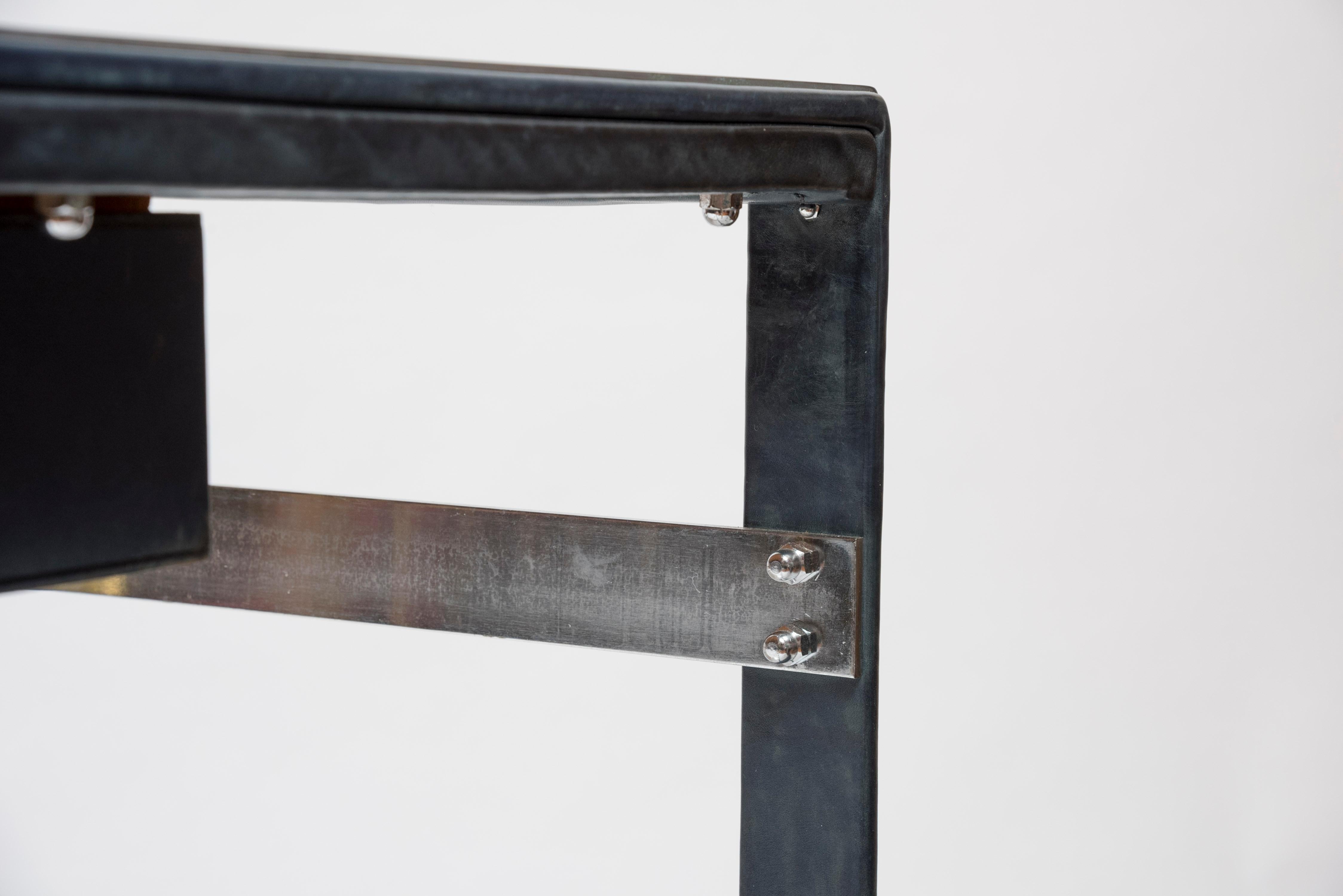 Escritorio de cuero cosido de los años 50 por Jacques Adnet Francés en venta