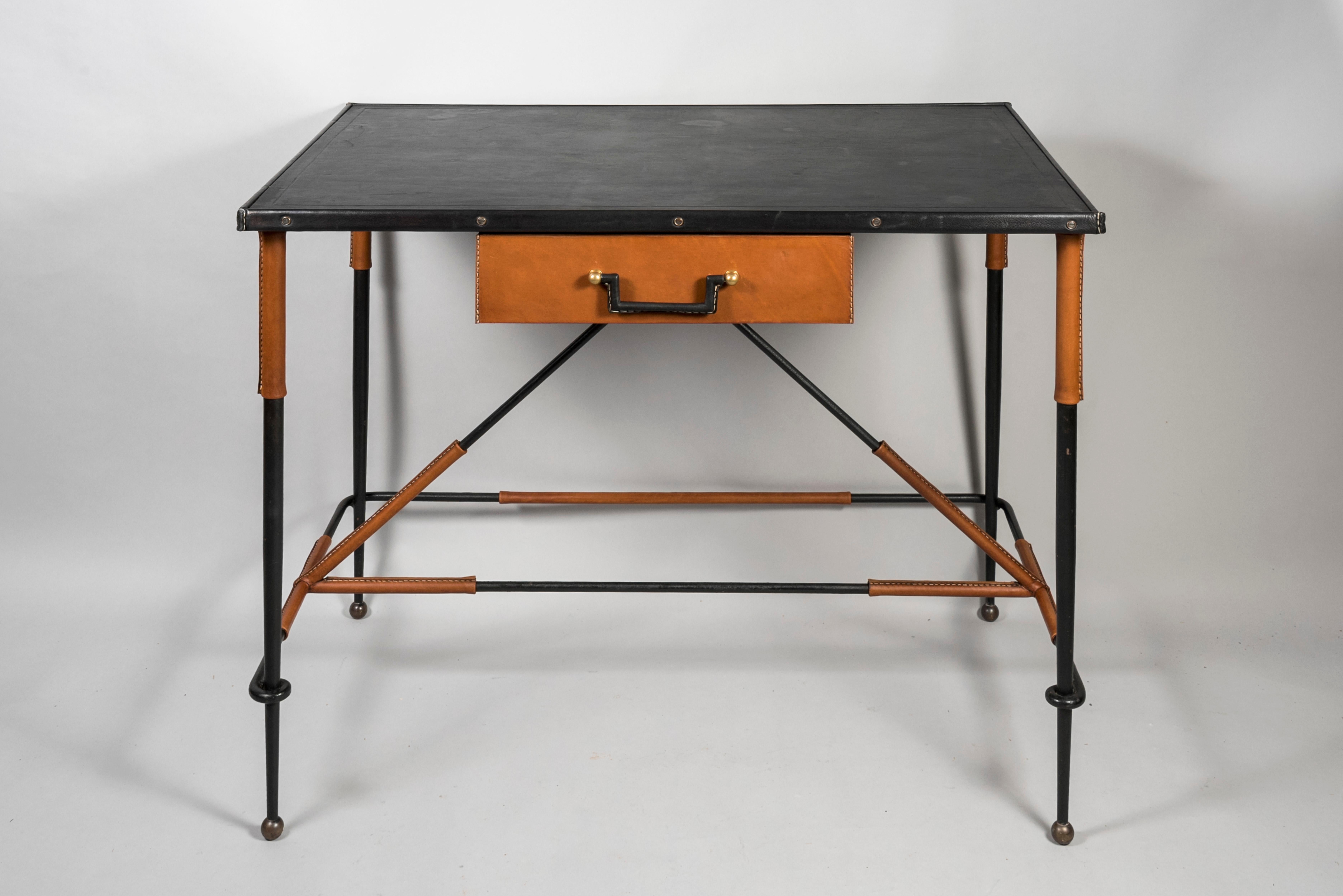 1950er Jahre Stitched Leder-Schreibtisch von Jacques Adnet (Mitte des 20. Jahrhunderts) im Angebot