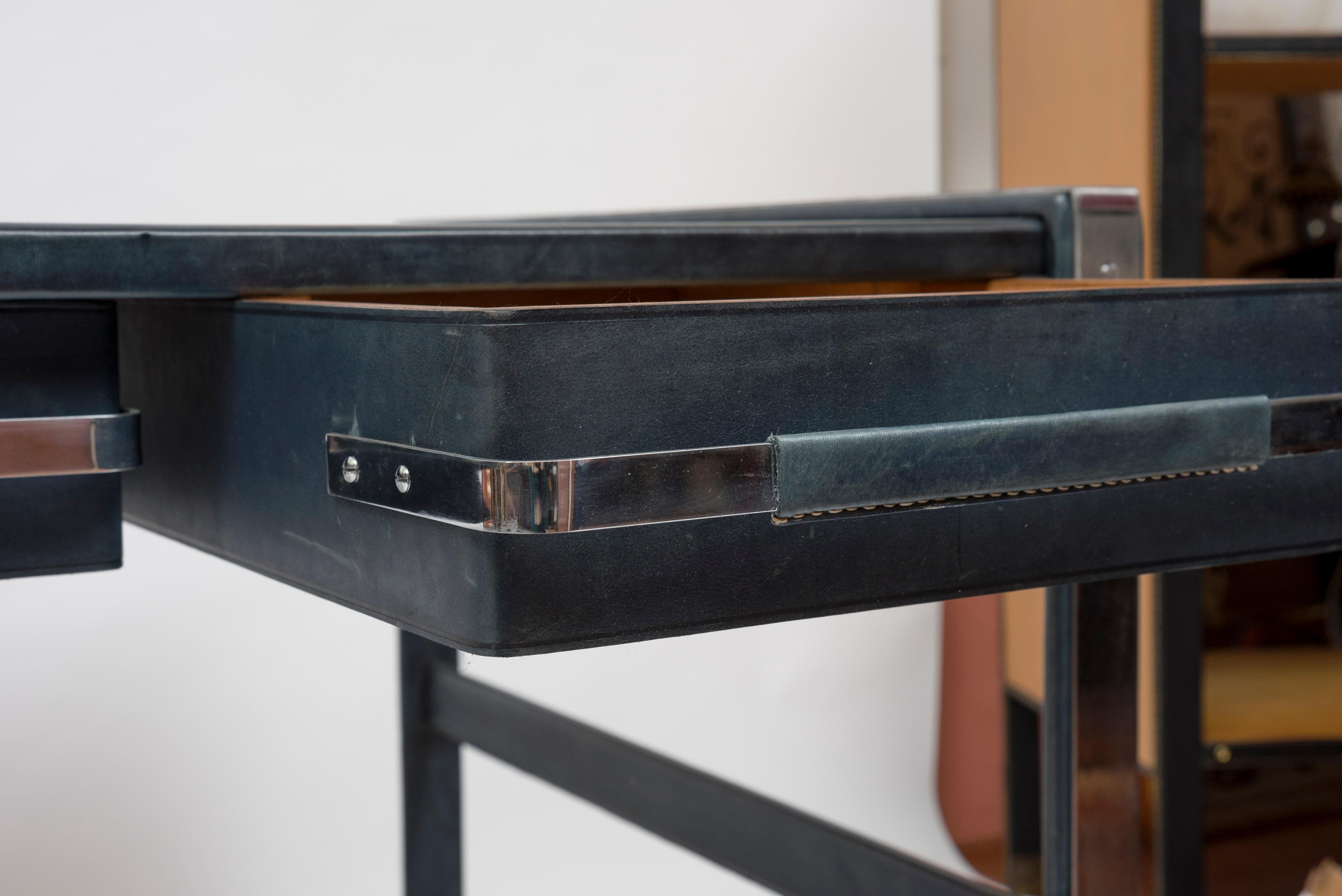 1950er Jahre Stitched Leder-Schreibtisch von Jacques Adnet (Metall) im Angebot