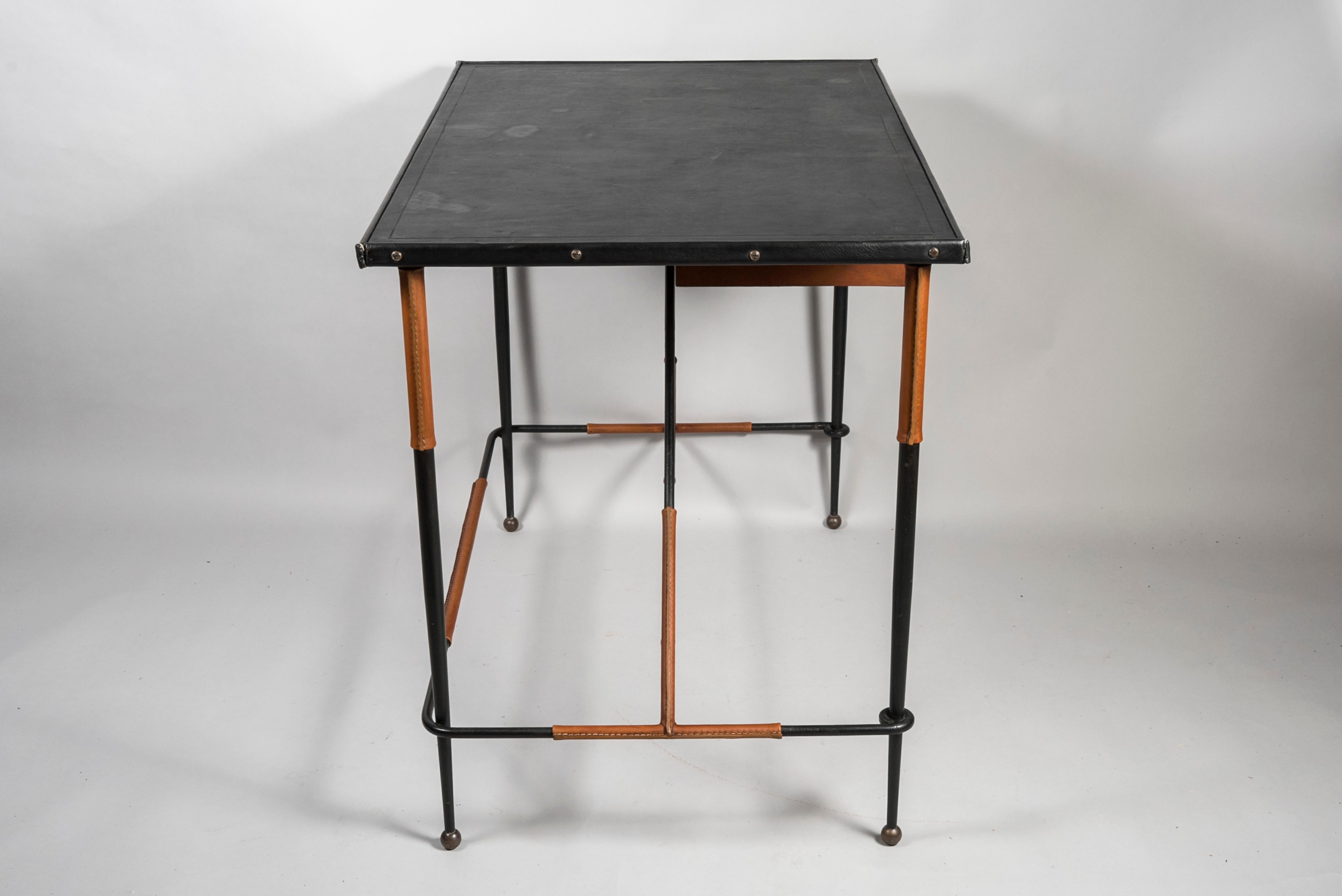 Milieu du XXe siècle Bureau en cuir cousu de Jacques Adnet des années 1950 en vente