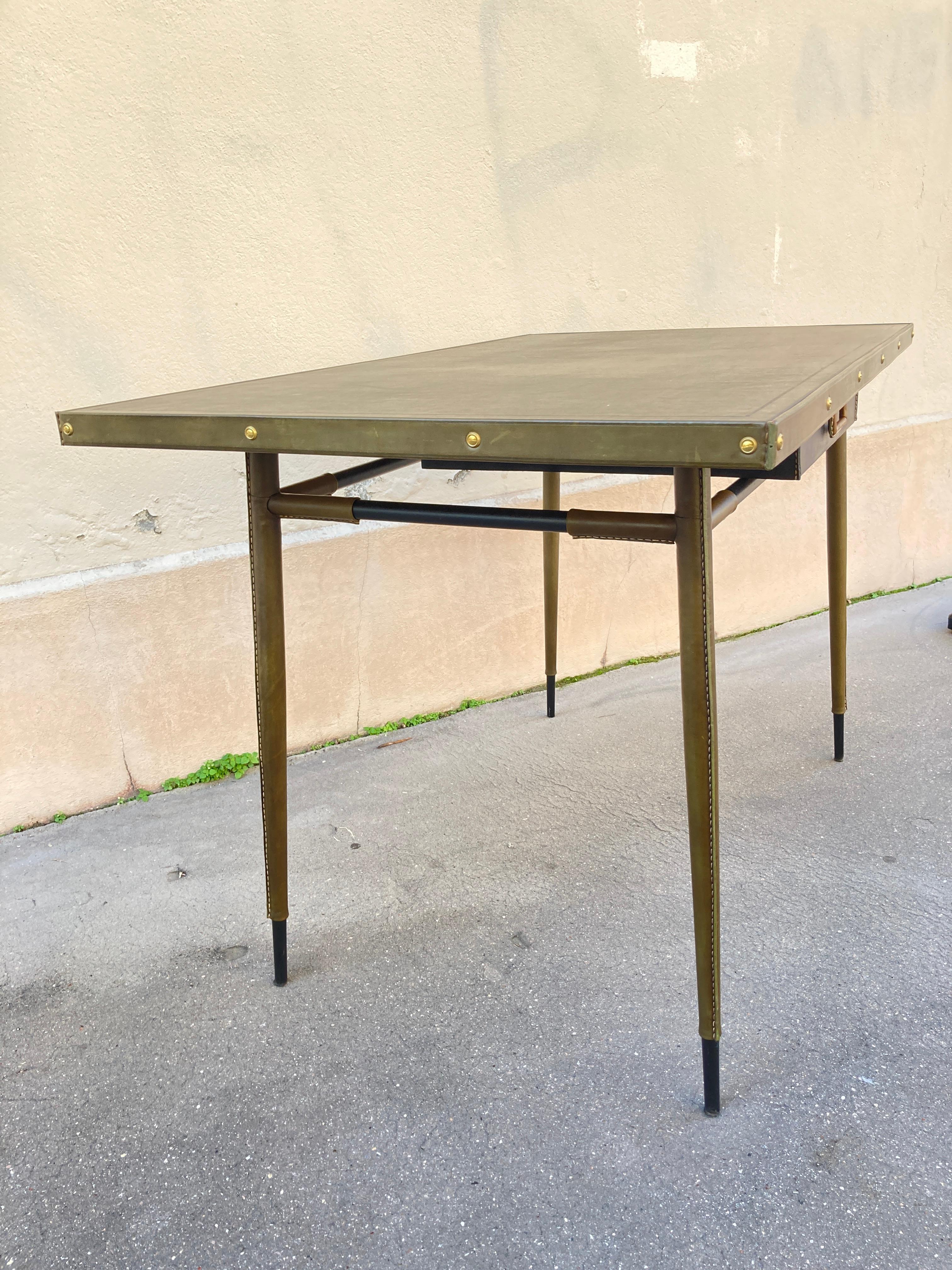 Escritorio de cuero cosido de los años 50 por Jacques Adnet en venta 2