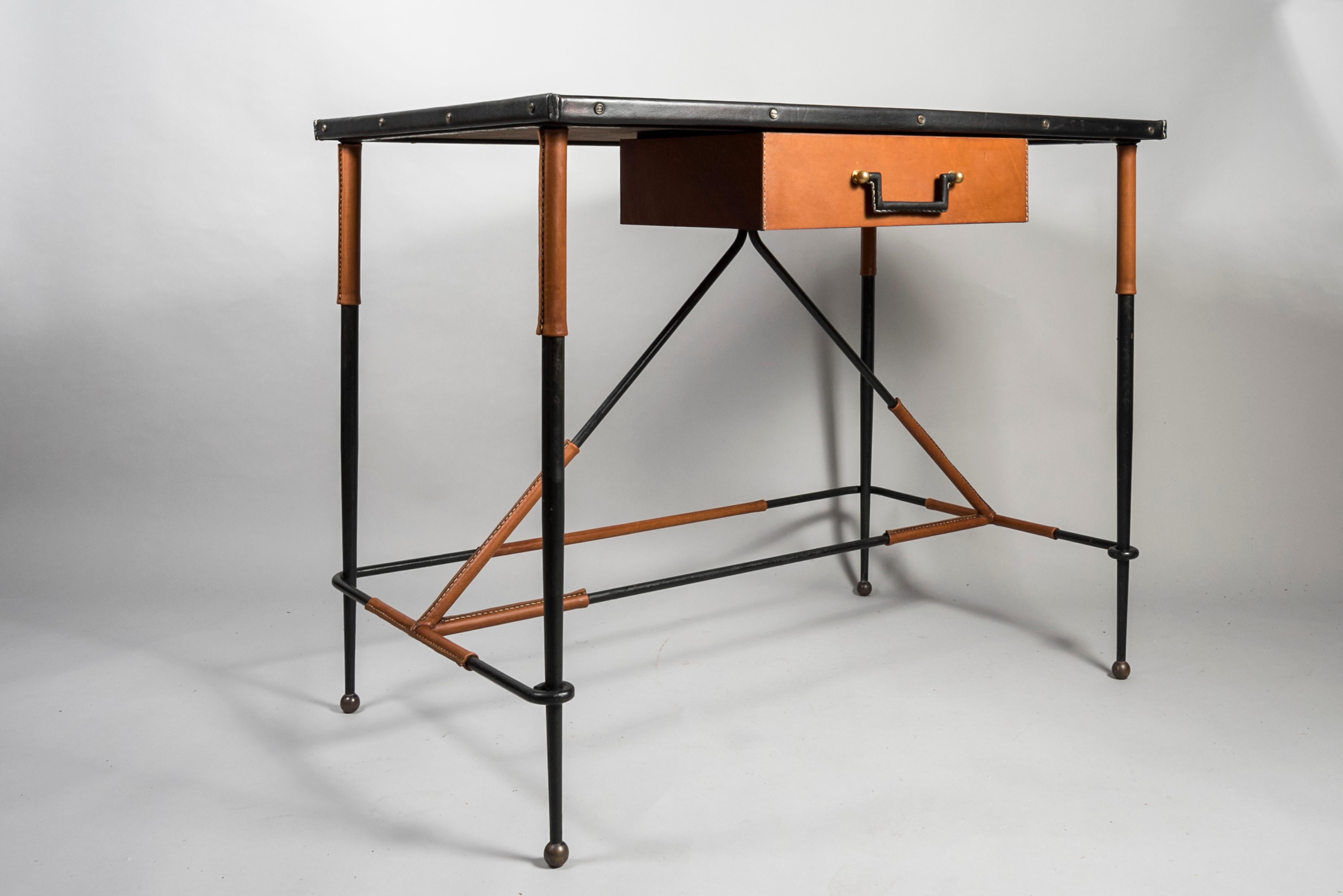 Bureau en cuir cousu de Jacques Adnet des années 1950 en vente 1