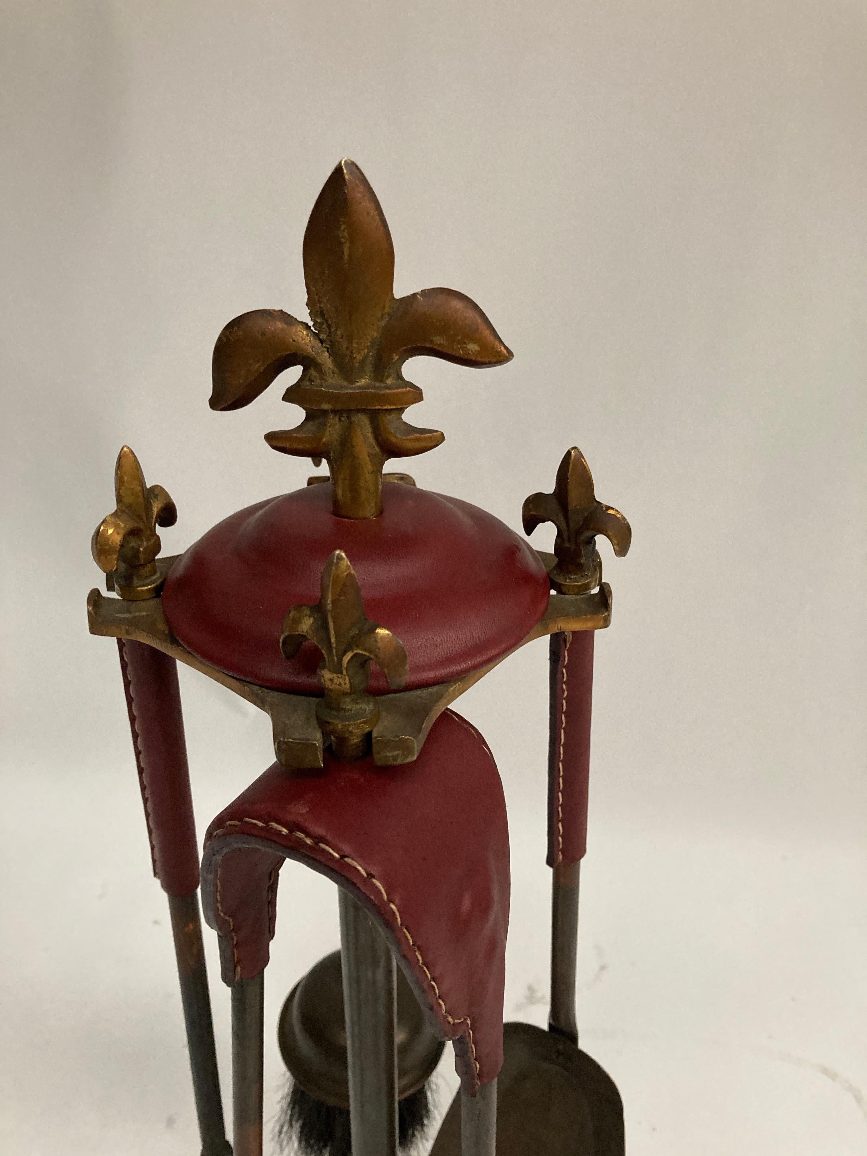 Rara coppia di strumenti da fuoco in pelle cuciti di Jacques Adnet
Il colore è bordeaux 
Il pezzo è in ottime condizioni vintage.