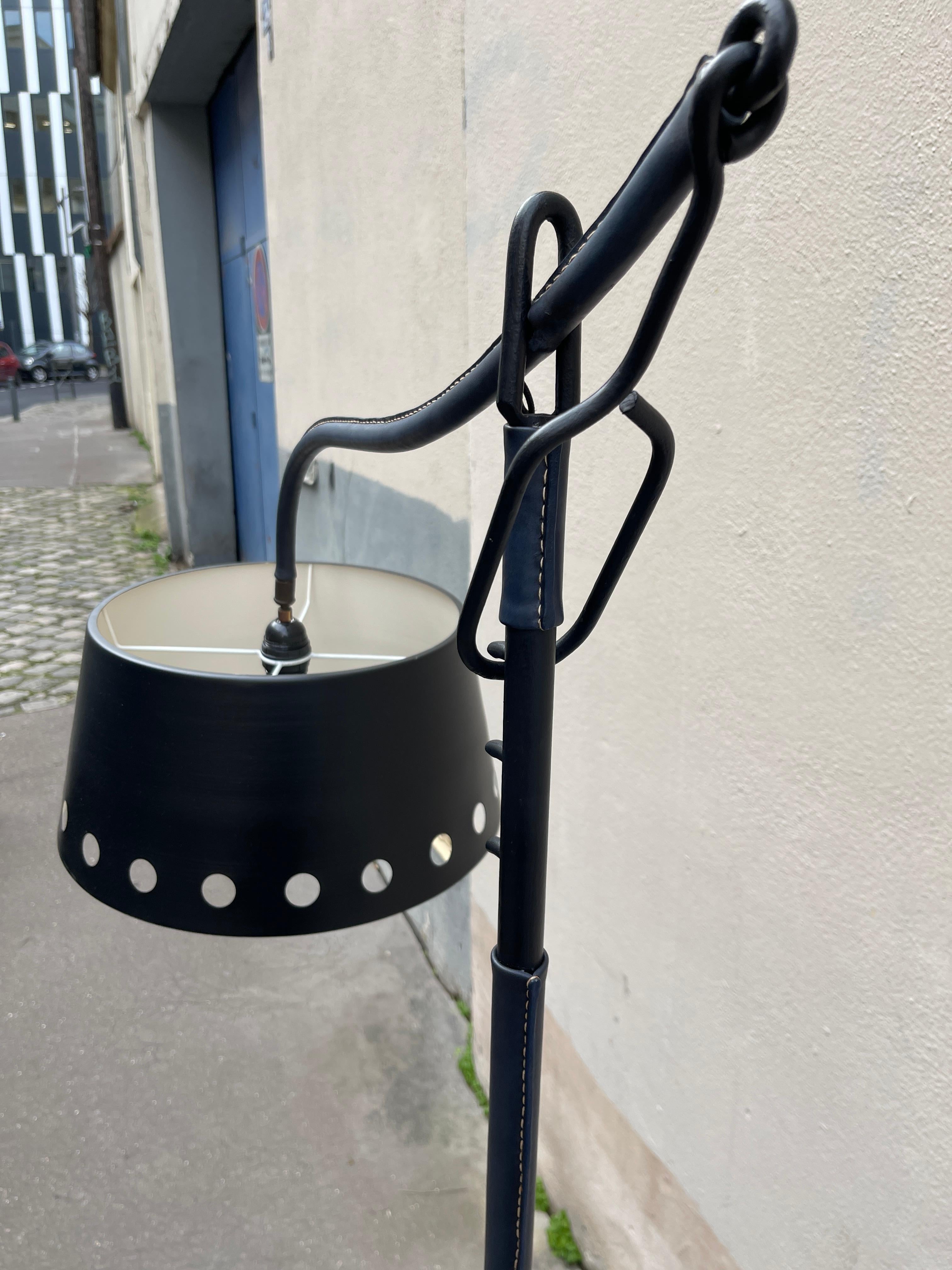 Lampadaire en cuir surpiqué des années 1950 par Jacques Adnet en vente 4