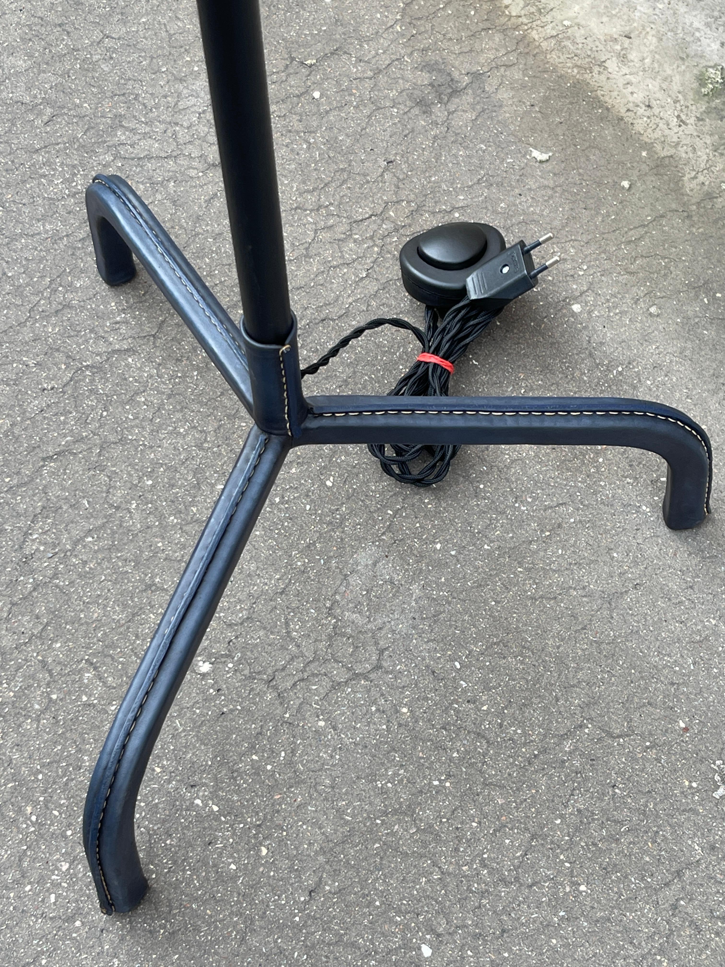 Lampadaire en cuir surpiqué des années 1950 par Jacques Adnet en vente 5