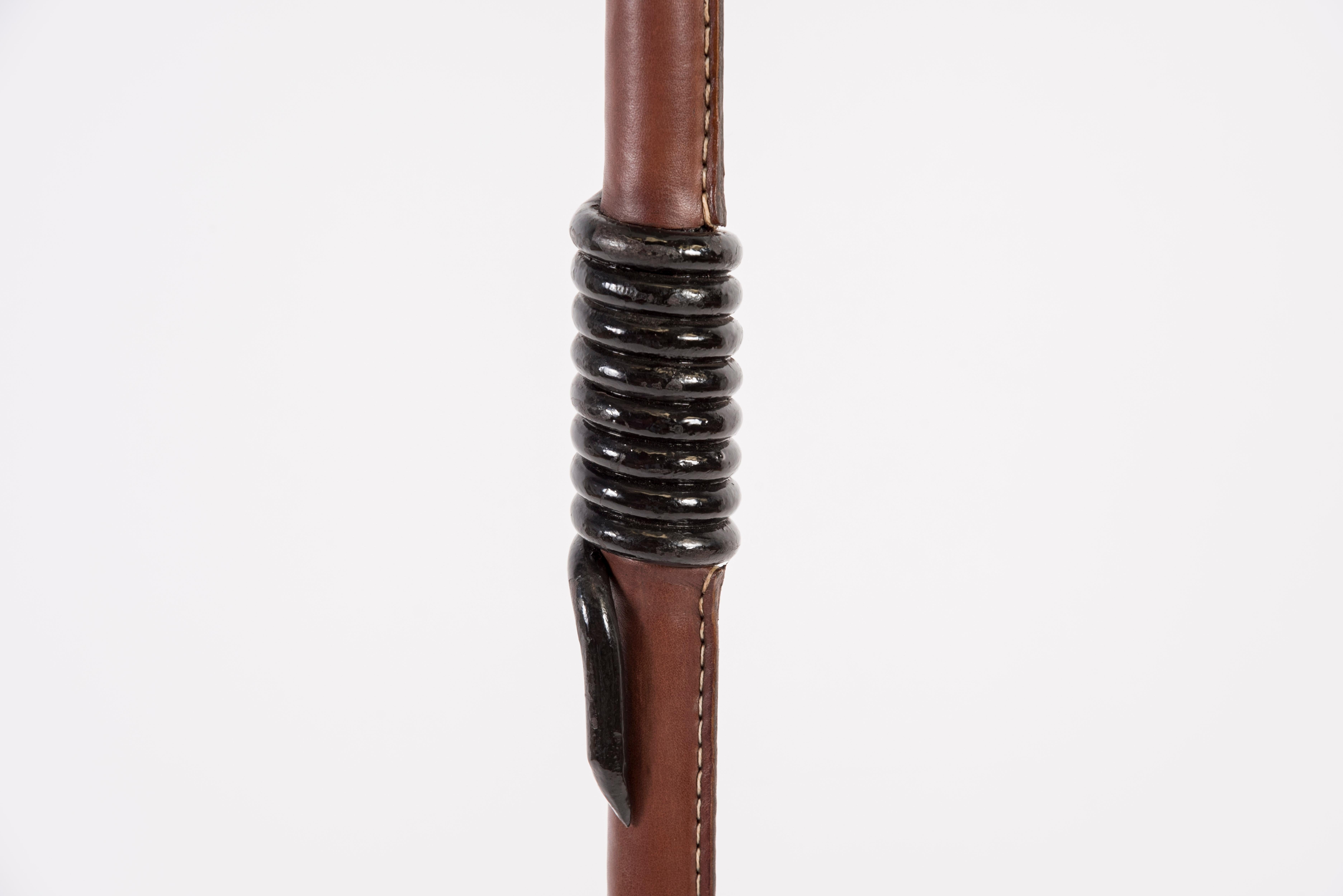 stehlampe aus genähtem Leder aus den 1950er Jahren von Jacques Adnet
Braunes Leder
Frankreich
Maße ohne Schirm angegeben
Kein Schatten vorgesehen.