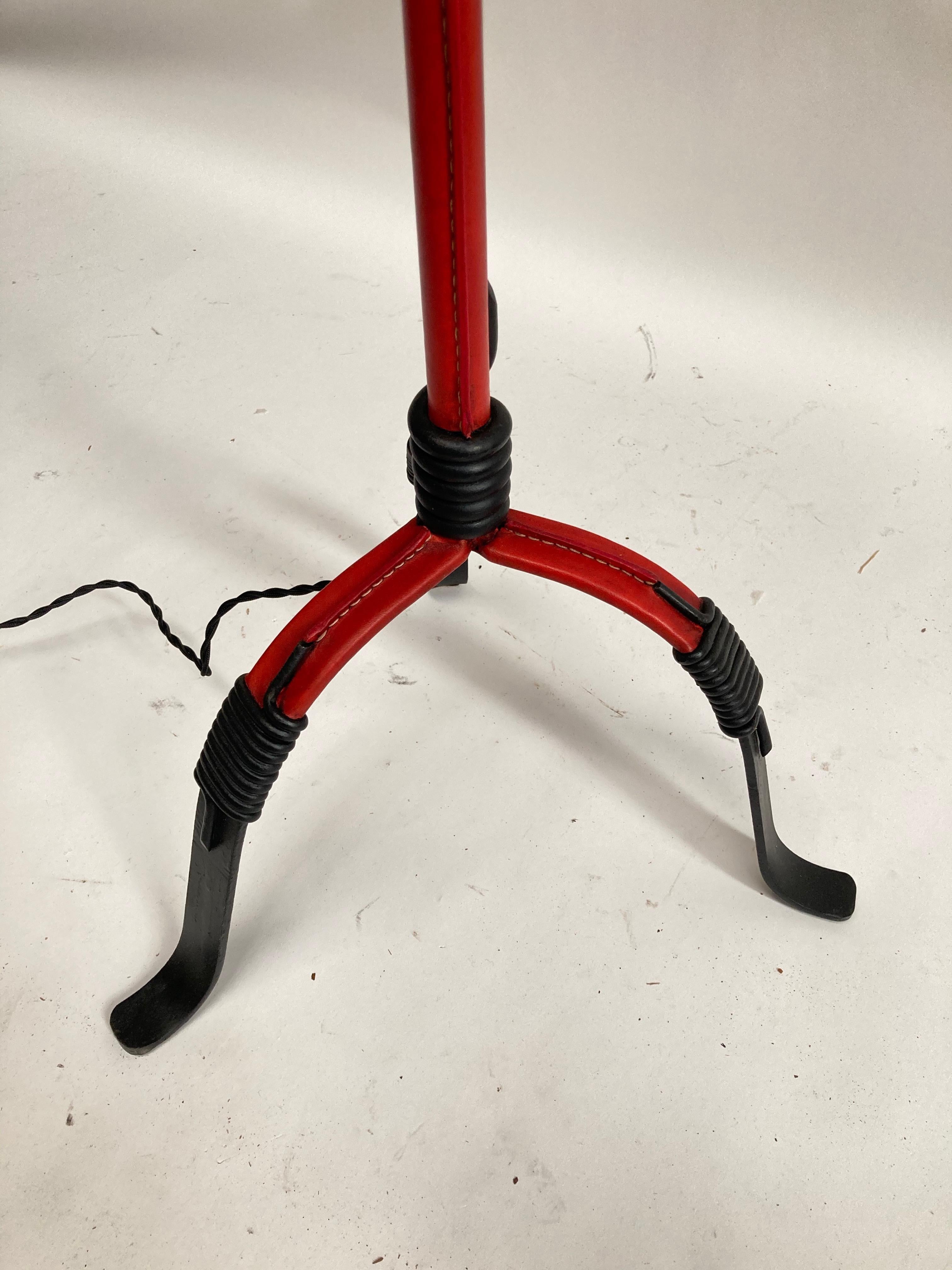 lampadaire en cuir piqué des années 1950 par Jacques Adnet
Rare en rouge.