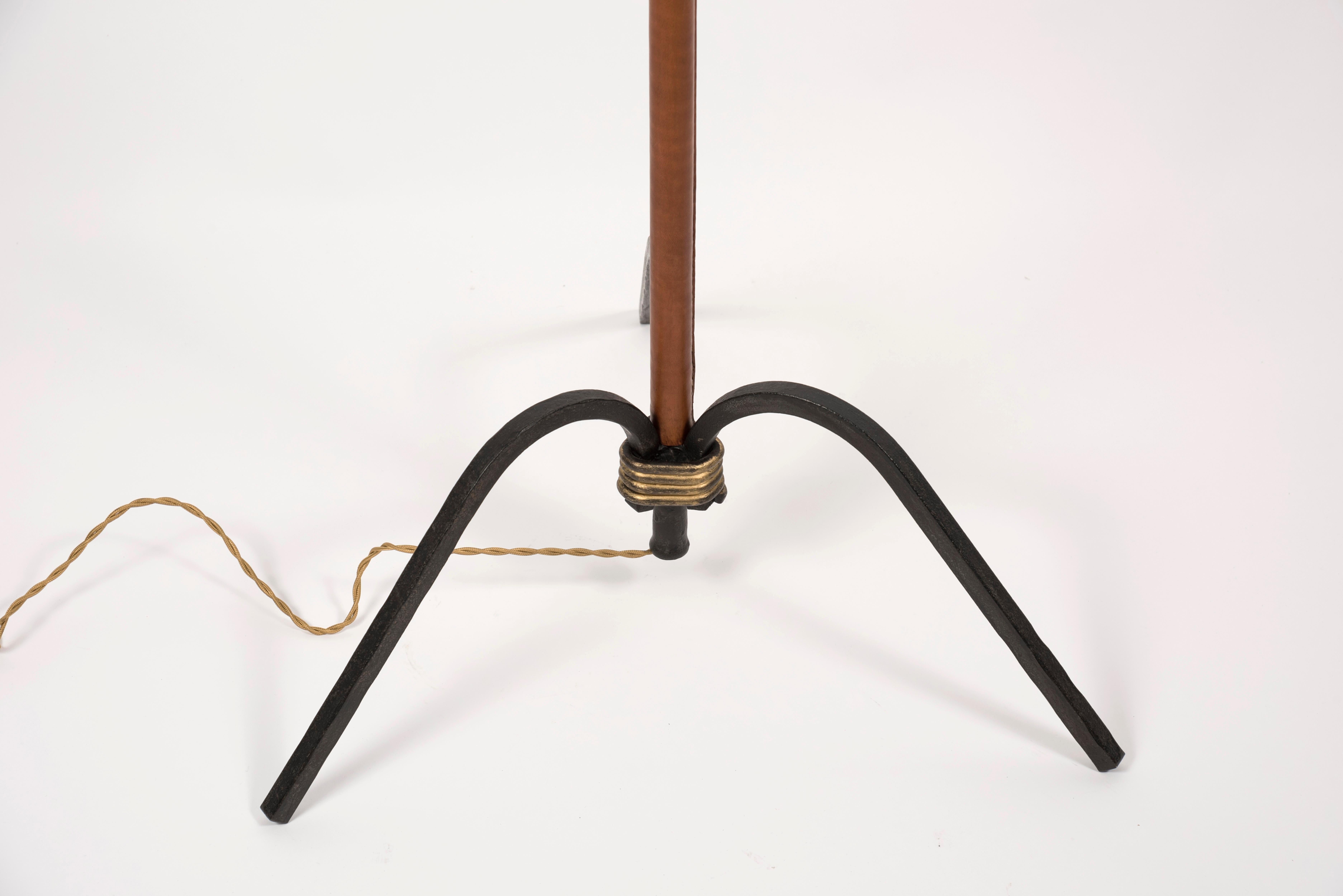 Sehr schöne Stehlampe aus genähtem Leder, entworfen von Jacques Adnet
Maße ohne Schirm angegeben
Kein Schatten enthalten
Frankreich.
 