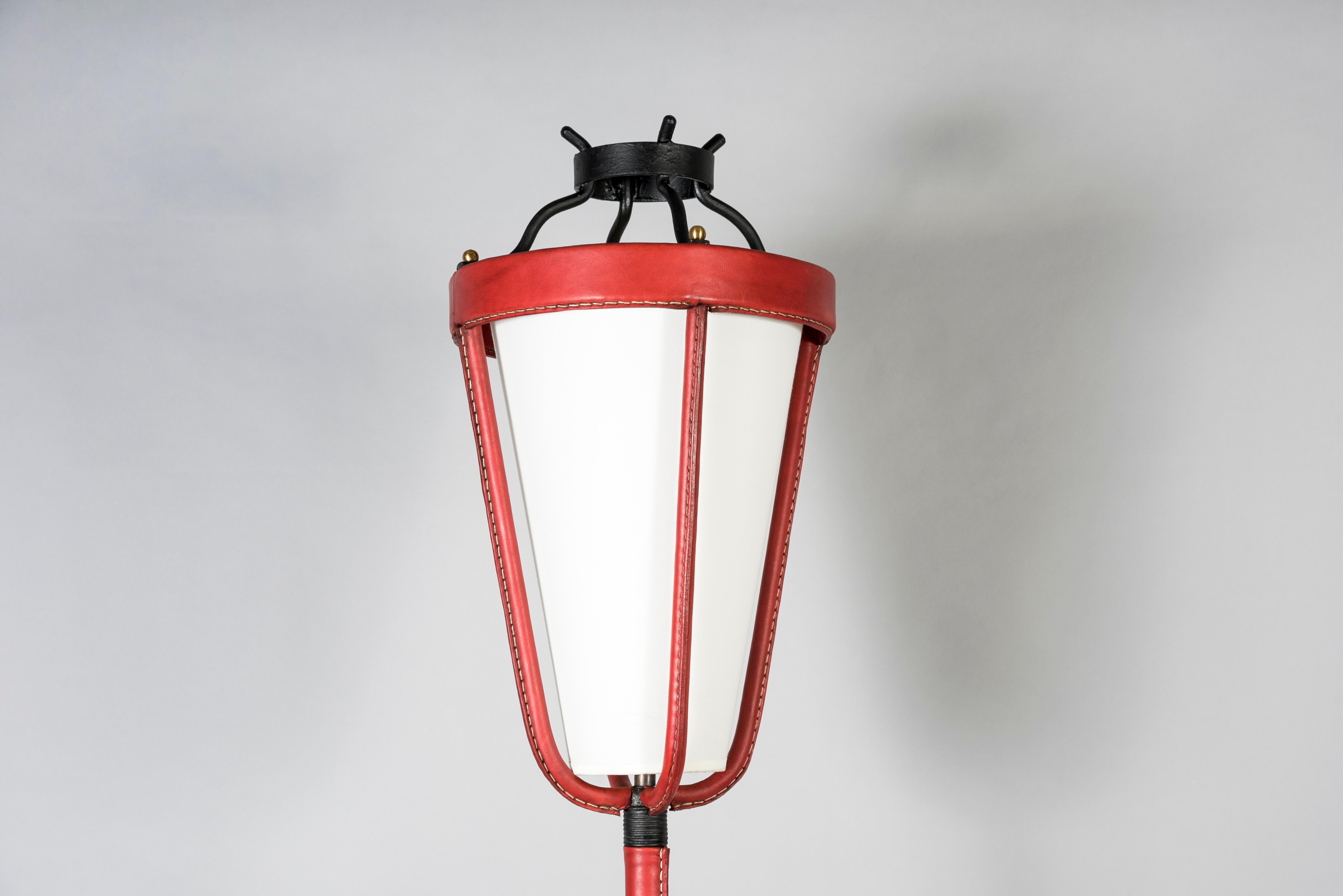 Stehlampe aus genähtem Leder aus den 1950er Jahren, entworfen von Jacques Adnet
Rote Farbe, toller Zustand
Frankreich.