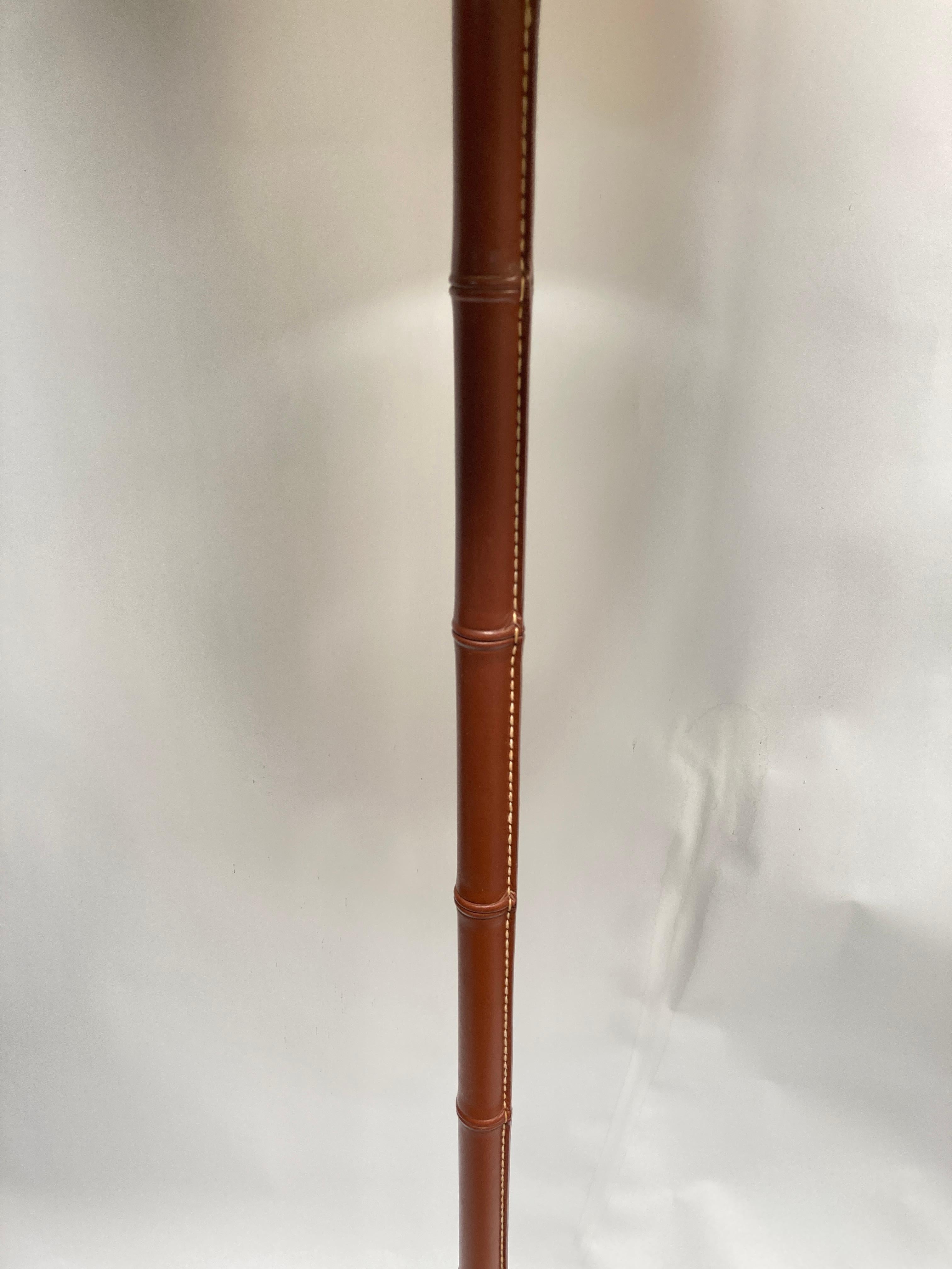 Very nice stitched leather floor lamp 
Very good condition
No shade included , Dimensions given without shade