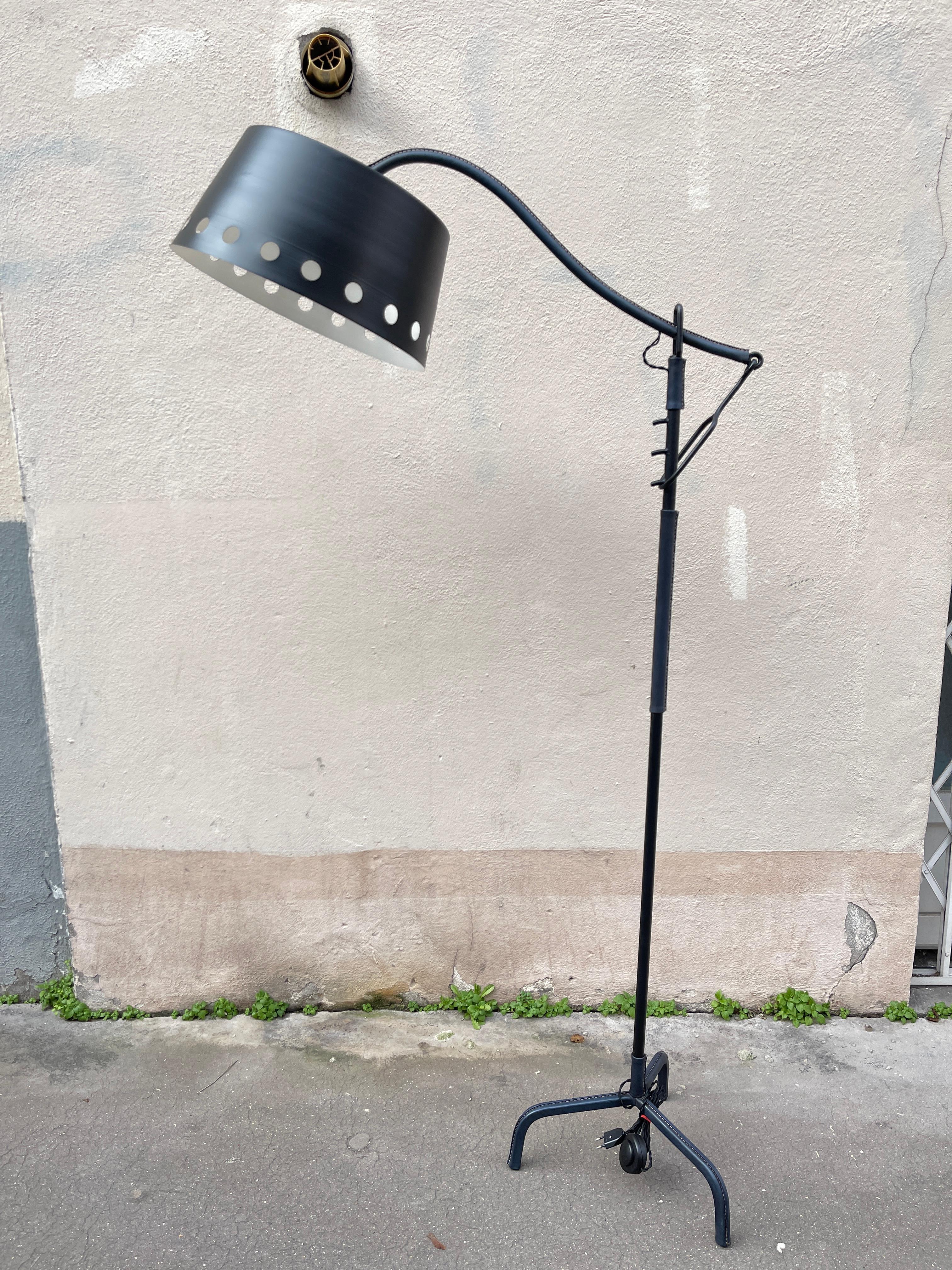 Lampadaire en cuir surpiqué des années 1950 par Jacques Adnet
Cuir bleu marine sur métal noir 
Dimension la plus élevée donnée 
la hauteur la plus basse est de 135 cm
Pas d'abat-jour inclus
Nouveau câblage
