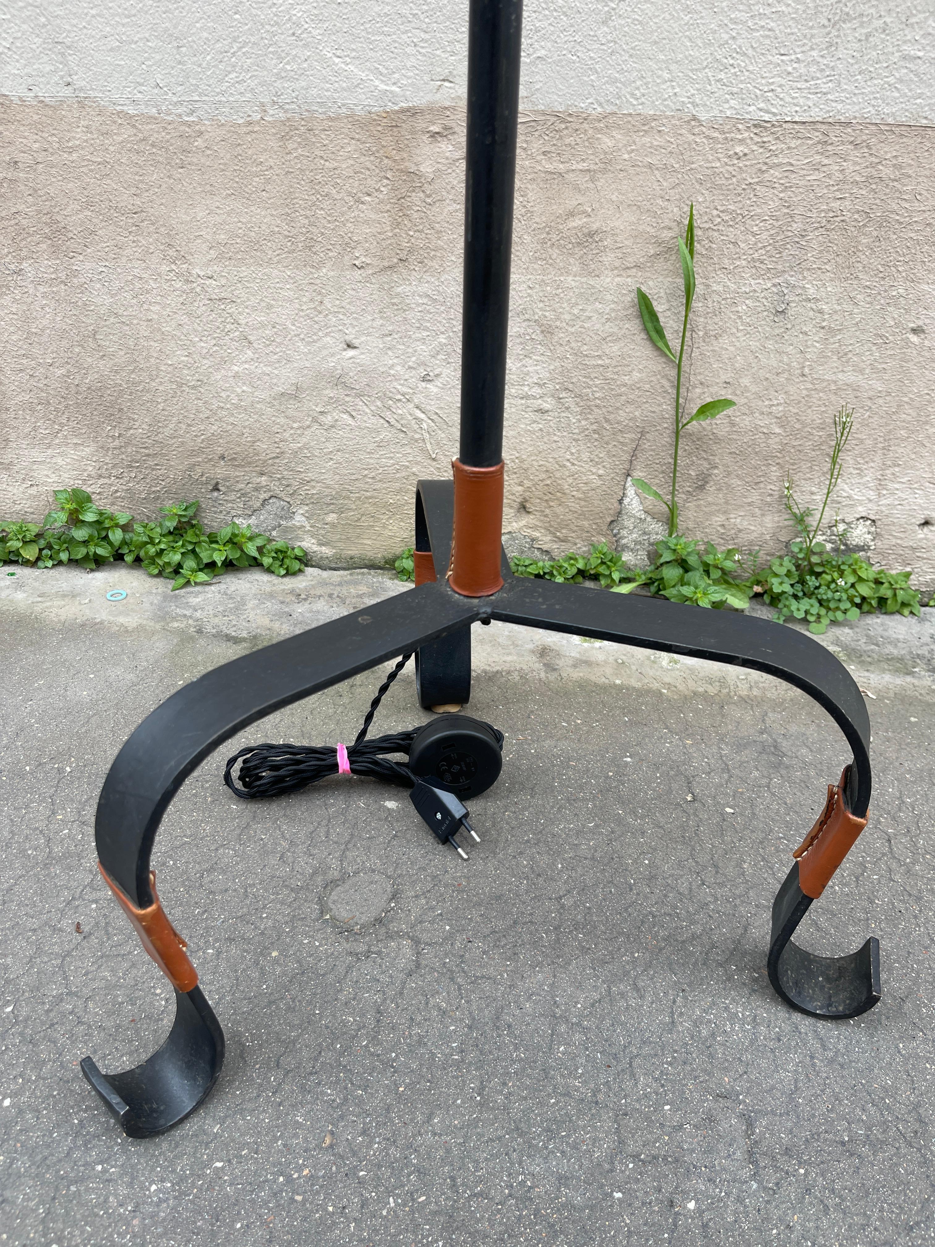 Lampadaire en cuir surpiqué des années 1950 par Jacques Adnet
Dimension la plus basse : 160 cm Dimension la plus haute : 200 cm
Pas d'abat-jour inclus
