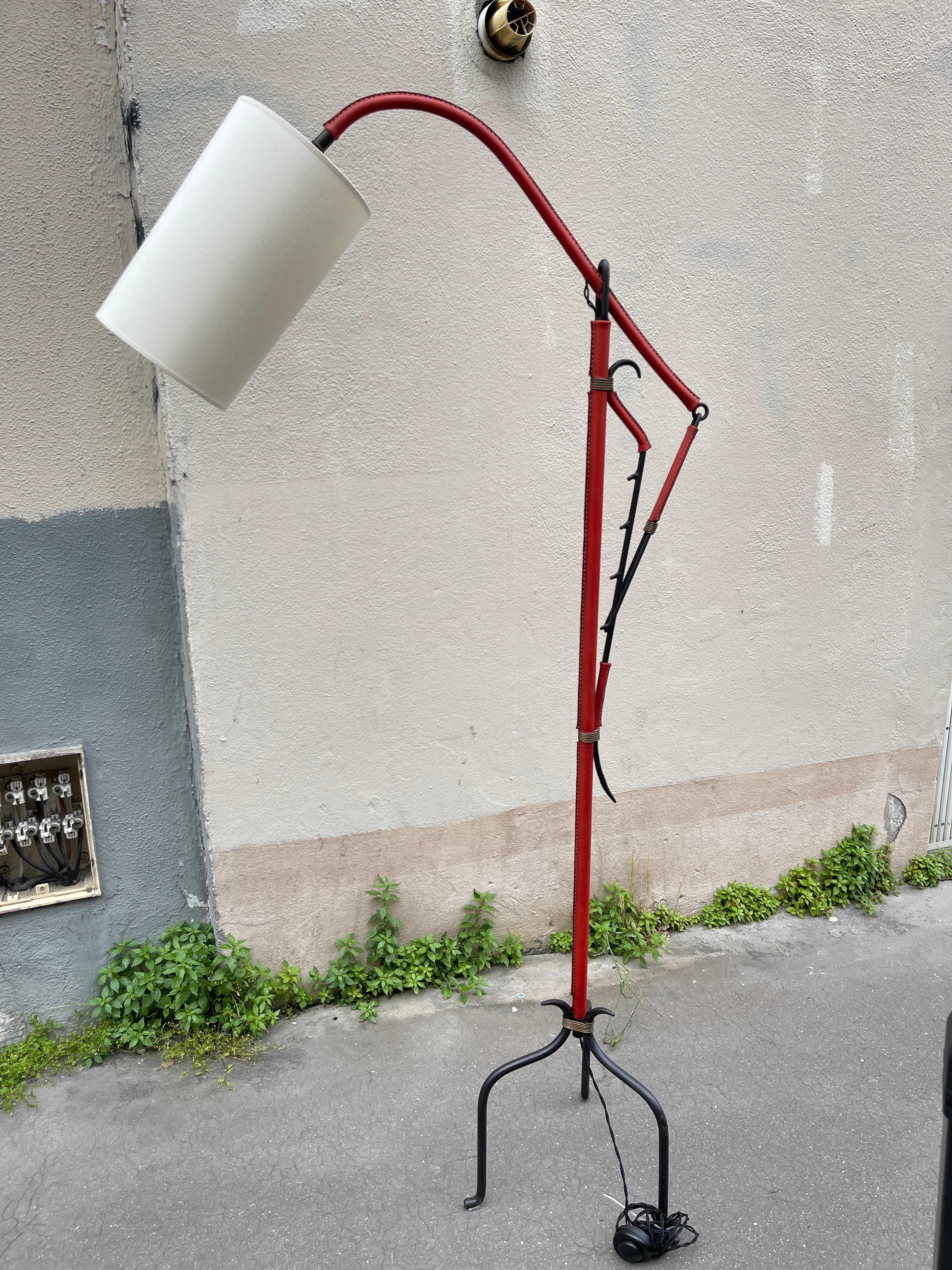 Stehlampe aus genähtem Leder, 1950er Jahre, von Jacques Adnet
Rotes Leder
Niedrige Höhe : 160 cm Hohe Höhe 177 cm
Kein Schatten enthalten
Neu verkabelt