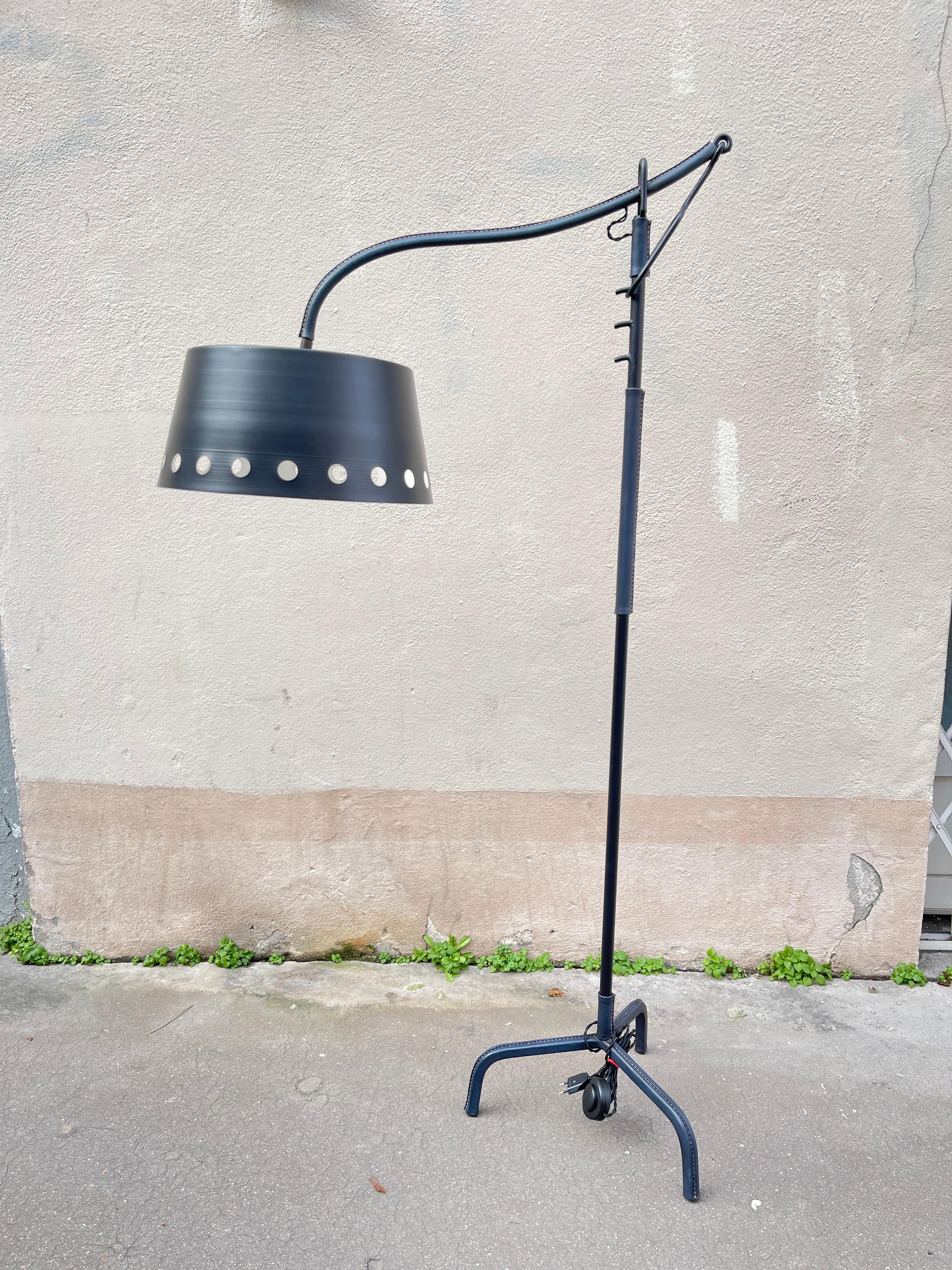 Français Lampadaire en cuir surpiqué des années 1950 par Jacques Adnet en vente