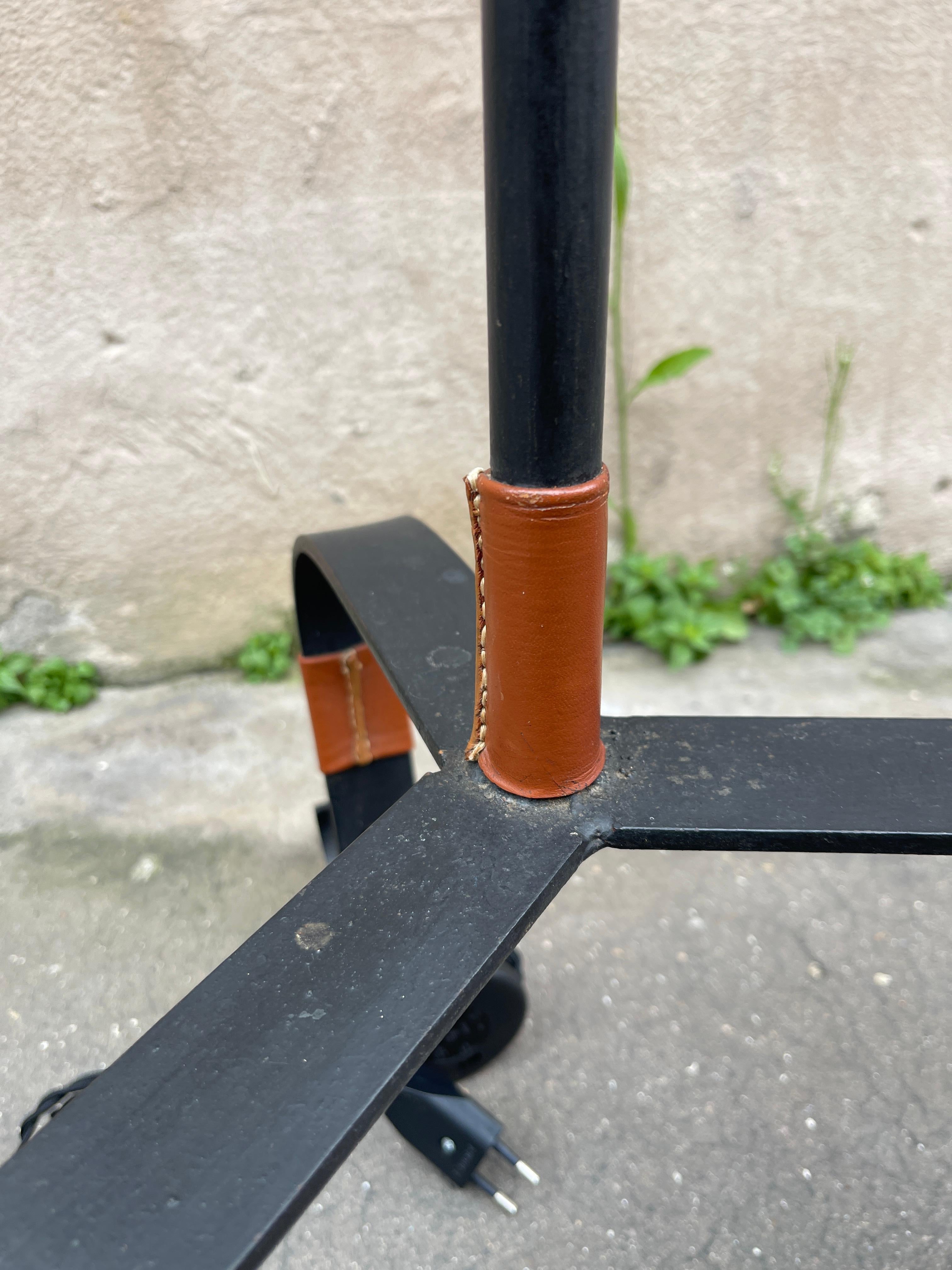 Français Lampadaire en cuir Stitch by Jacques Adnet, 1950 en vente