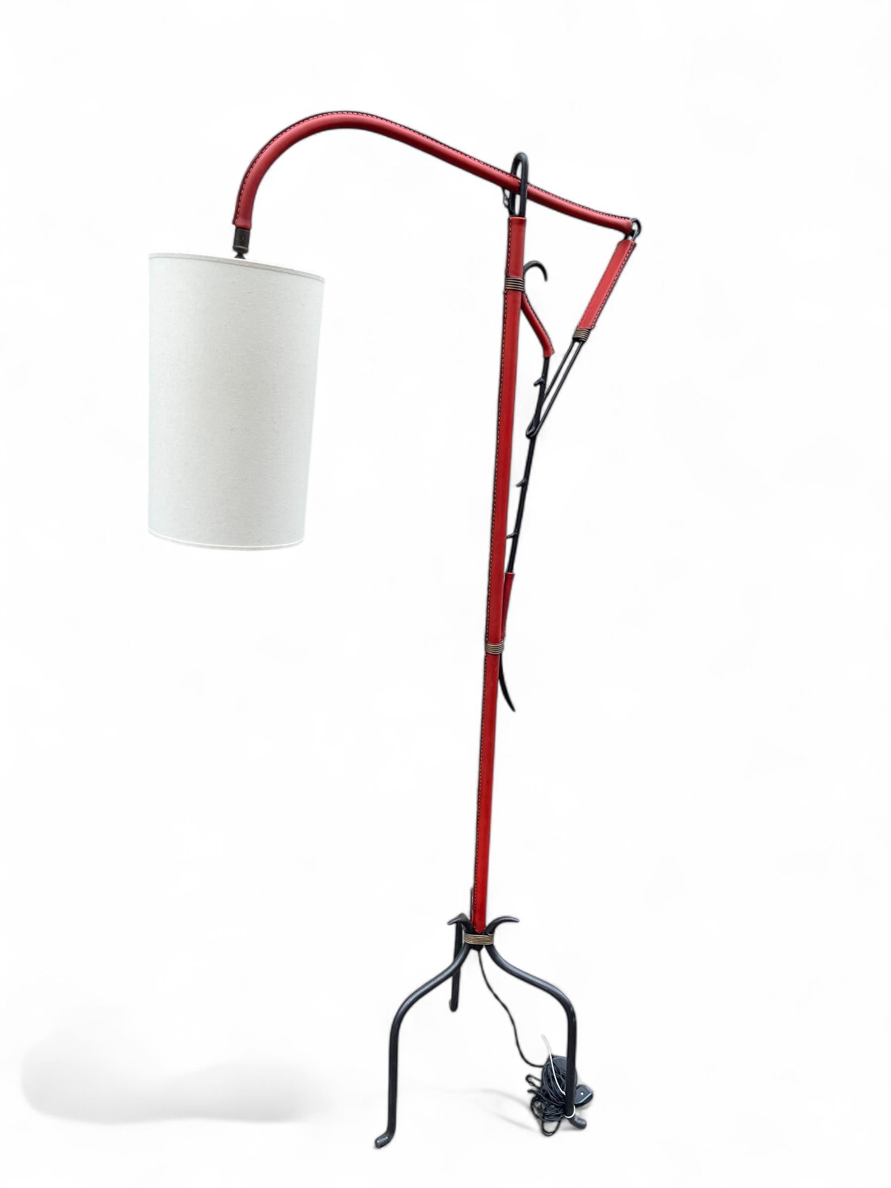 Stehlampe aus genähtem Leder, 1950er Jahre, von Jacques Adnet (Französisch) im Angebot