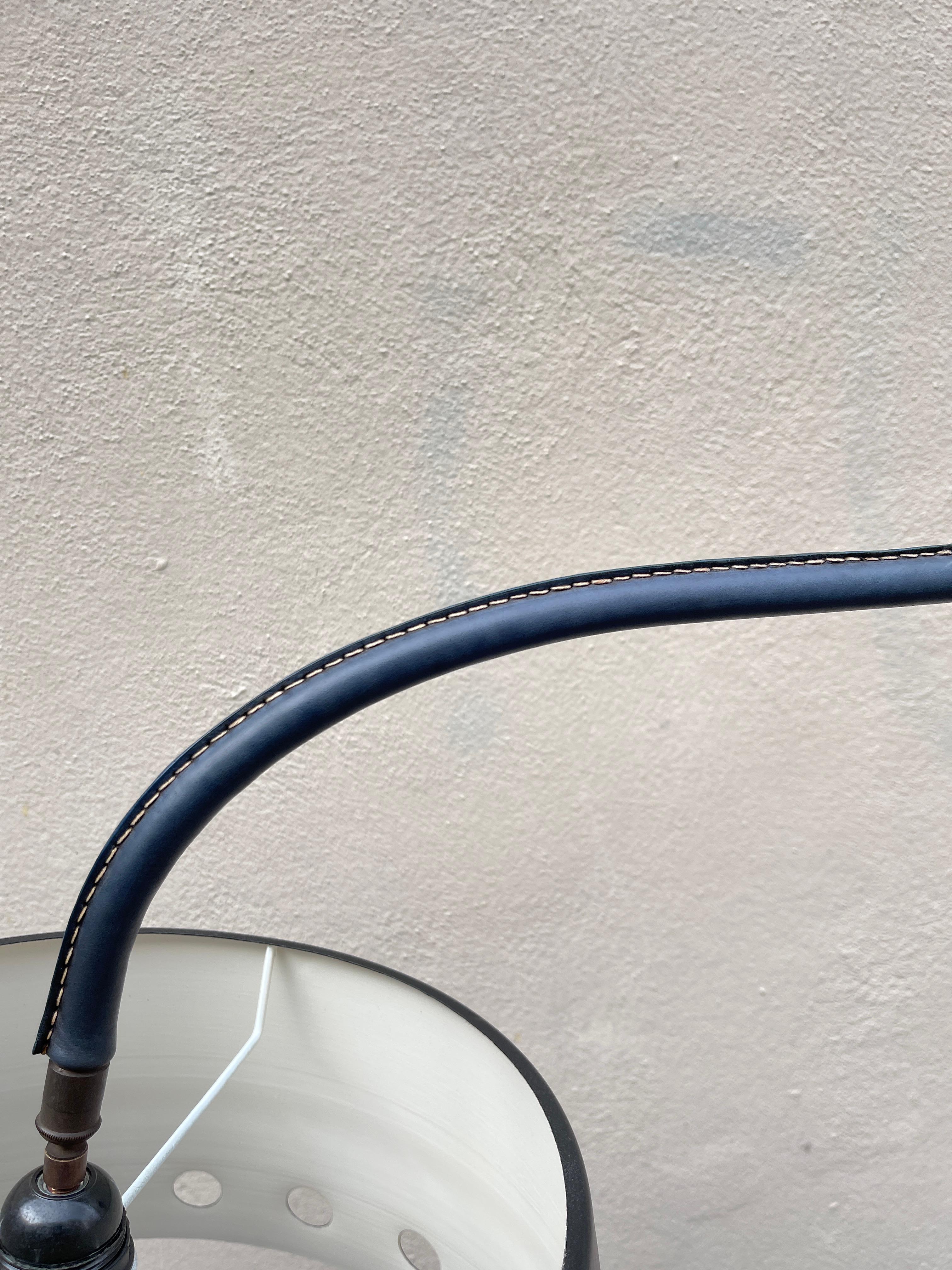 Lampadaire en cuir surpiqué des années 1950 par Jacques Adnet Bon état - En vente à Bois-Colombes, FR