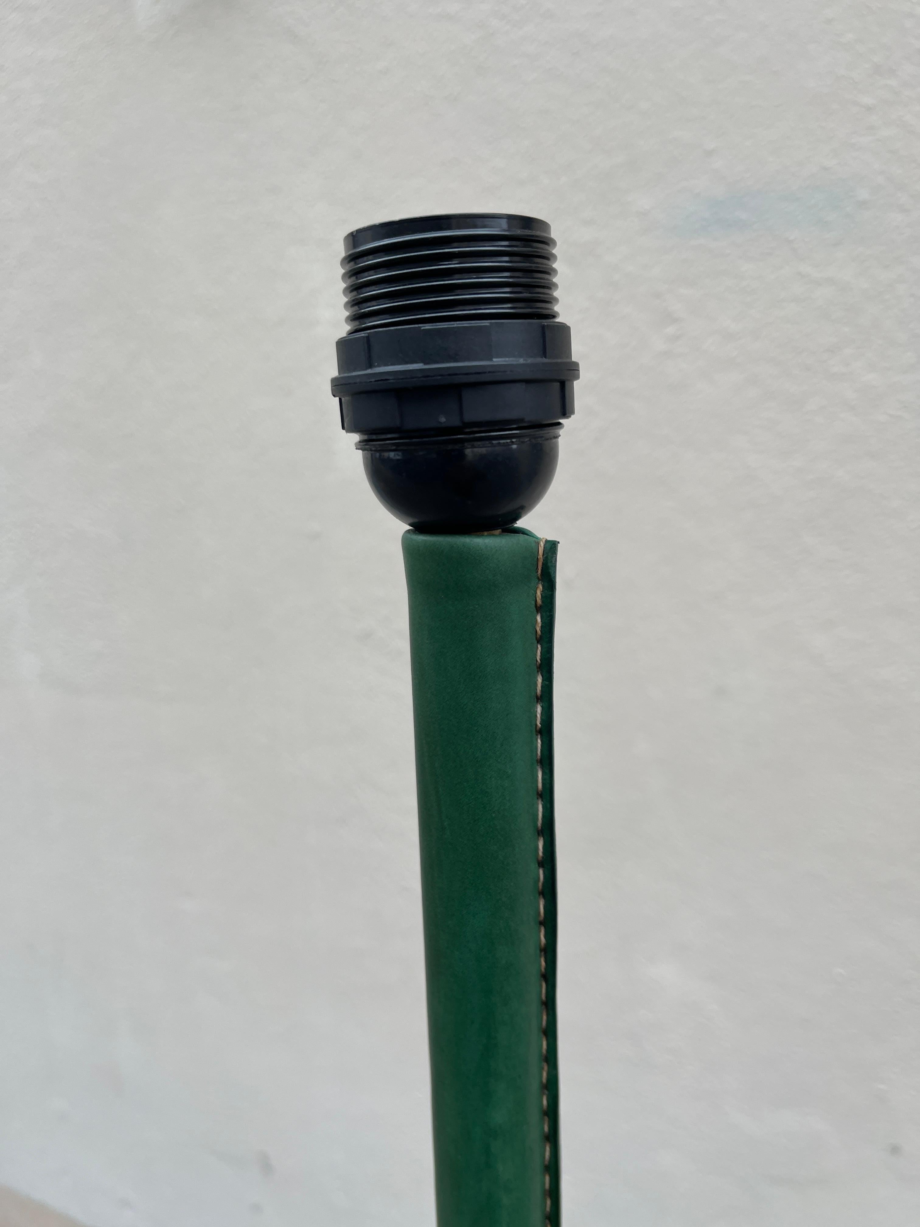 Stehlampe aus genähtem Leder, 1950er Jahre, von Jacques Adnet (Mitte des 20. Jahrhunderts) im Angebot
