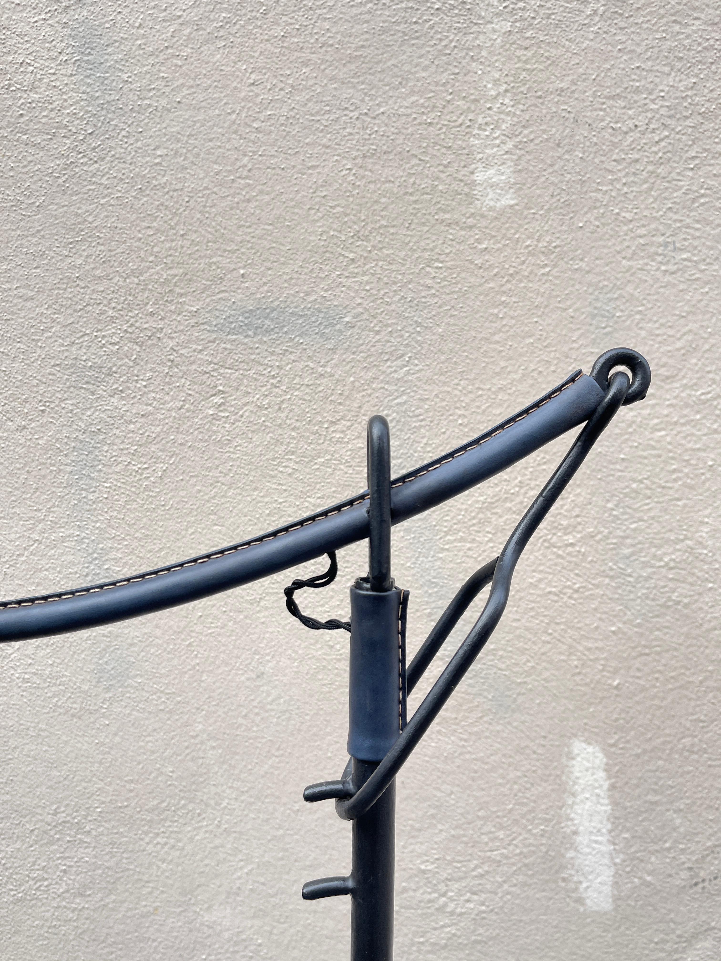 Milieu du XXe siècle Lampadaire en cuir surpiqué des années 1950 par Jacques Adnet en vente