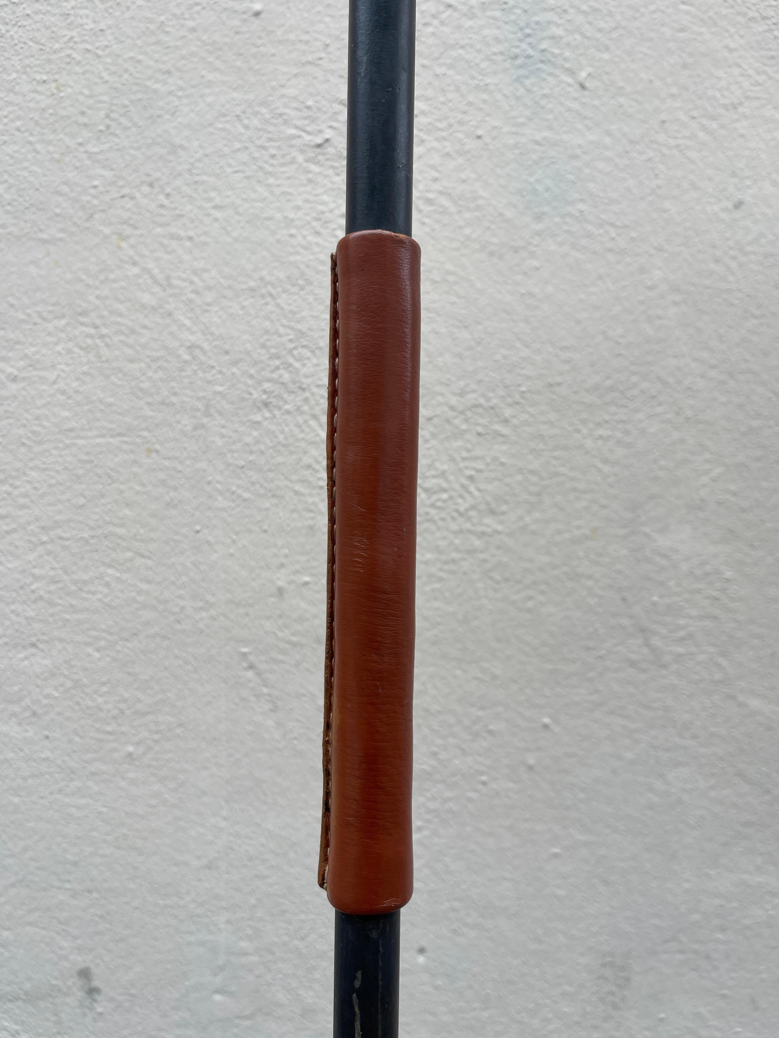 Milieu du XXe siècle Lampadaire en cuir Stitch by Jacques Adnet, 1950 en vente