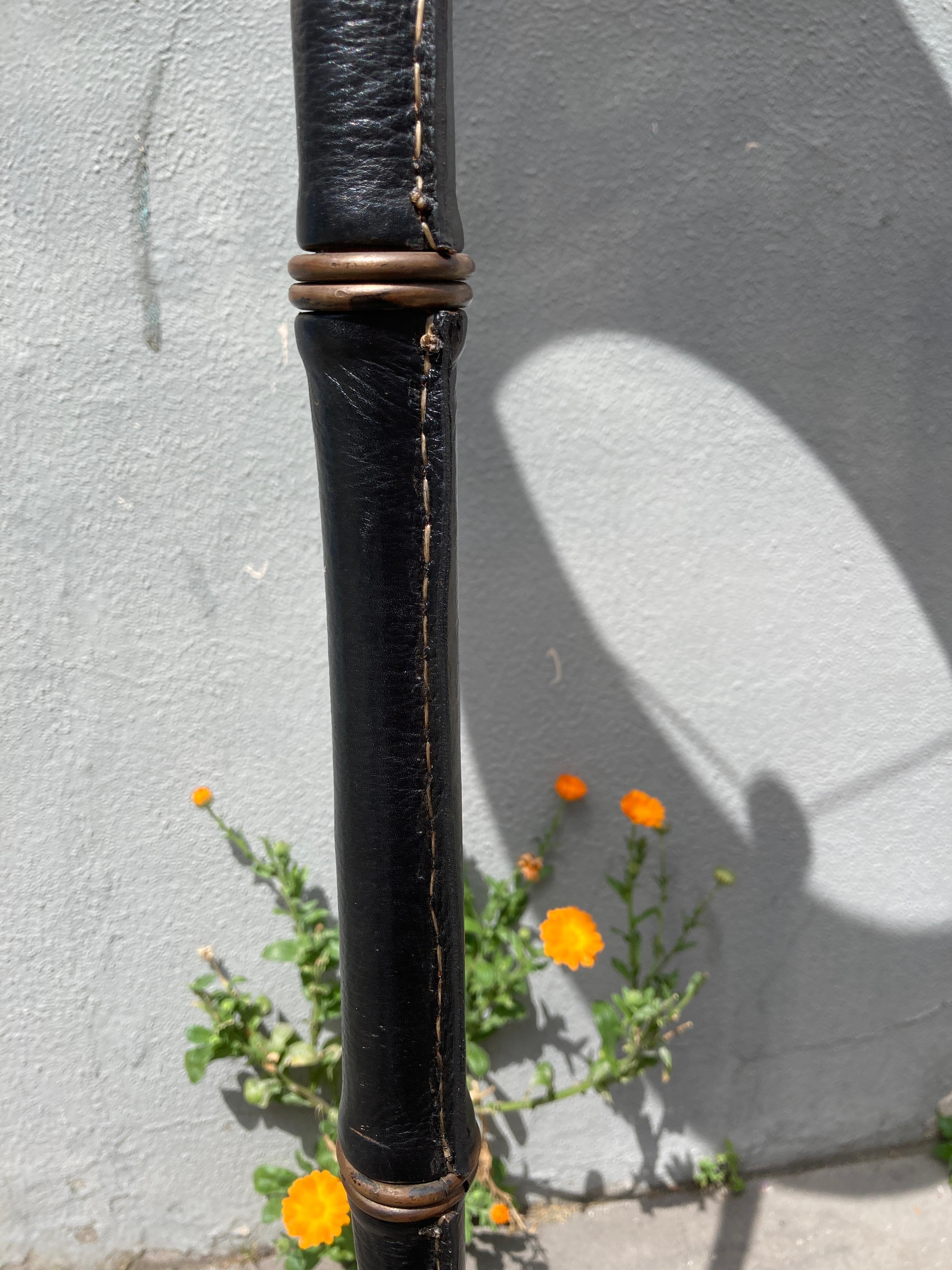 Cuir Lampadaire en cuir surpiqué des années 1950 par Jacques Adnet en vente