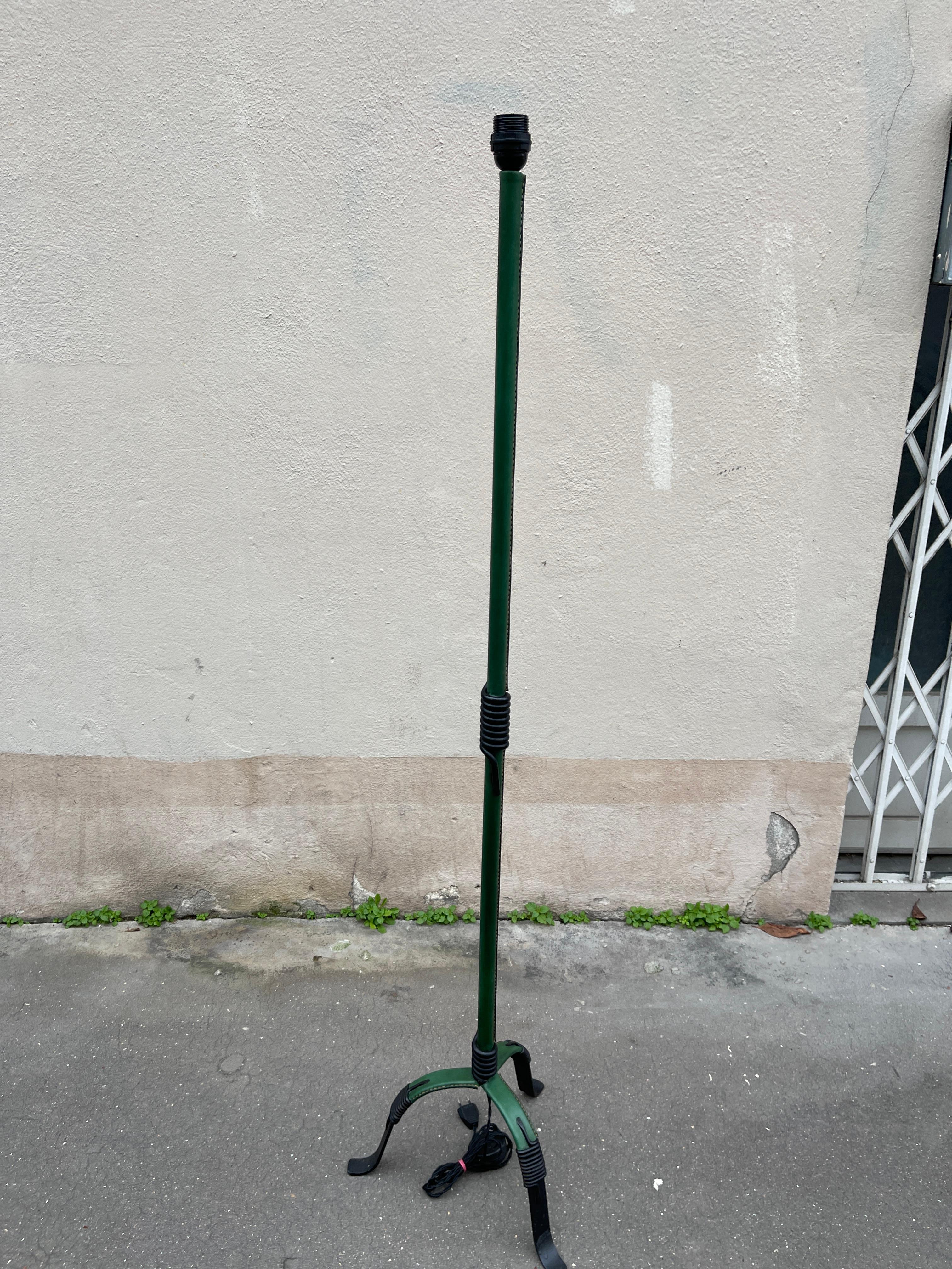 Stehlampe aus genähtem Leder, 1950er Jahre, von Jacques Adnet (Metall) im Angebot
