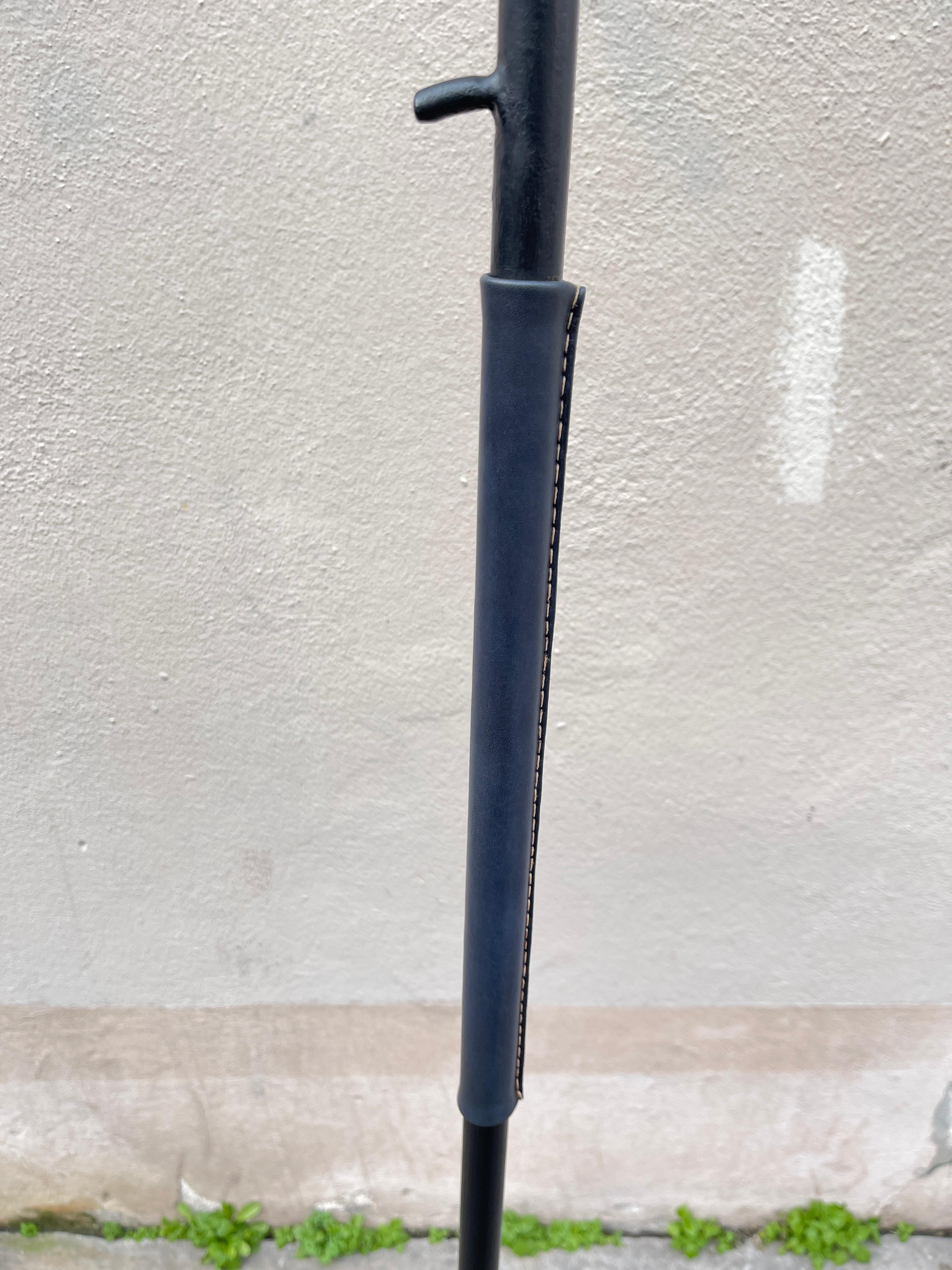 Métal Lampadaire en cuir surpiqué des années 1950 par Jacques Adnet en vente