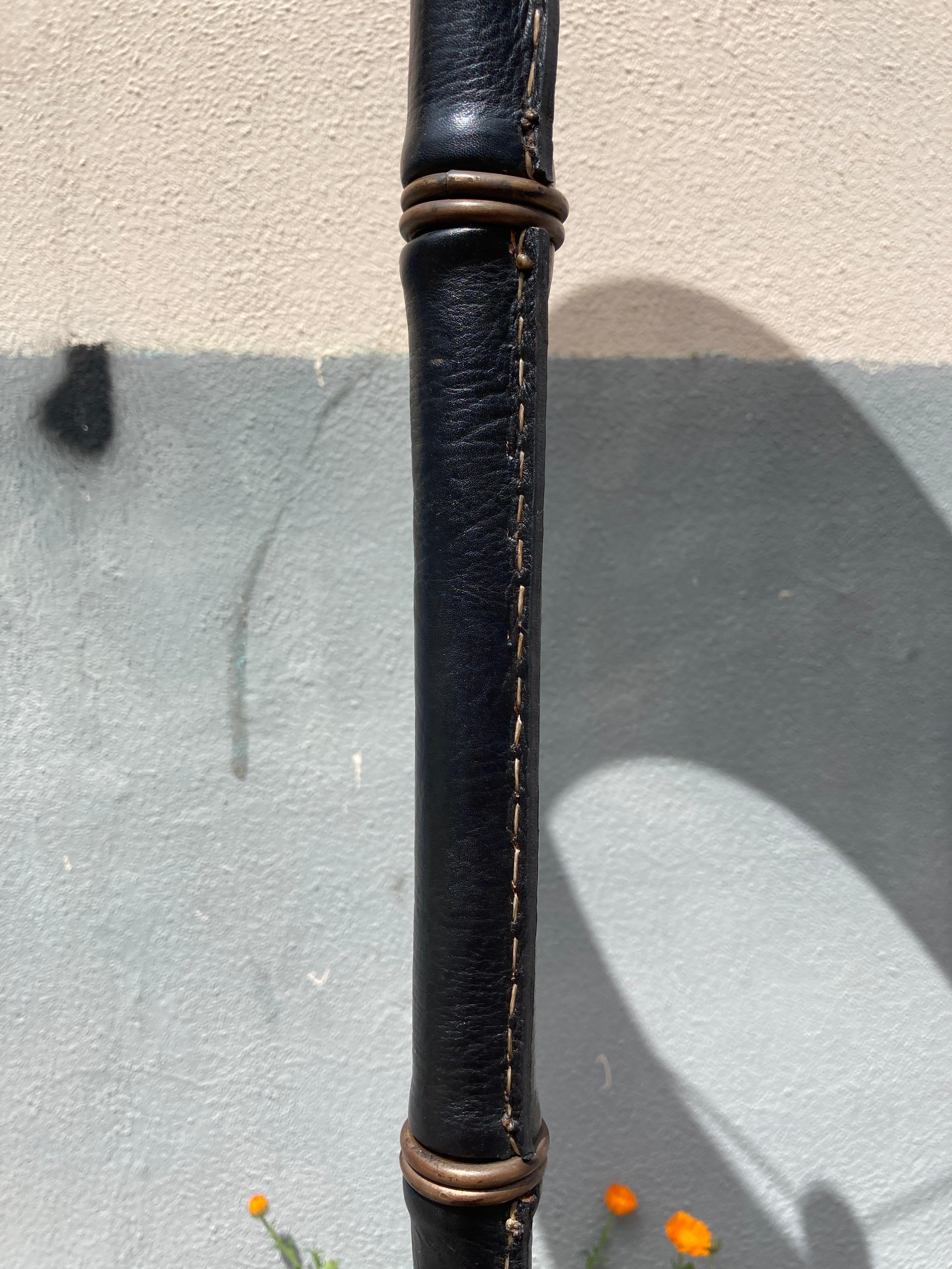 Lampadaire en cuir surpiqué des années 1950 par Jacques Adnet en vente 1