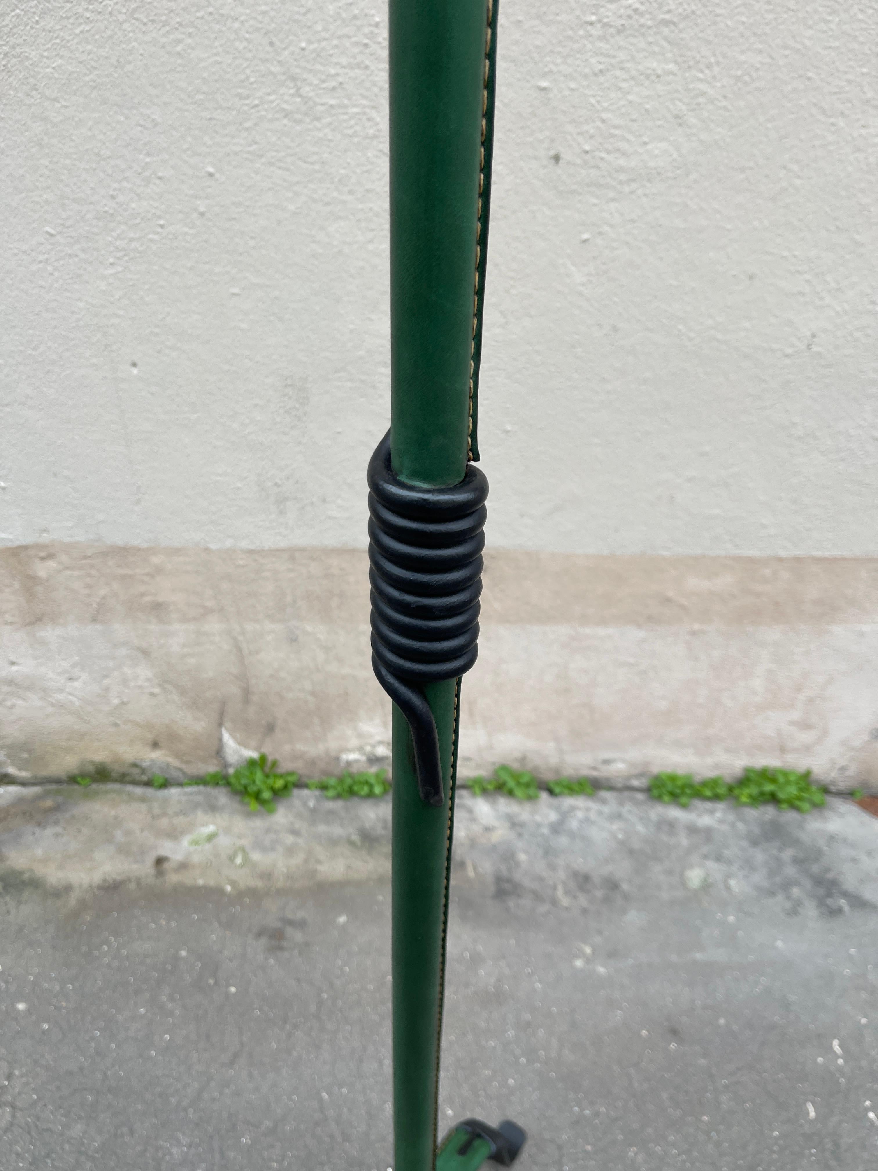 Stehlampe aus genähtem Leder, 1950er Jahre, von Jacques Adnet im Angebot 1