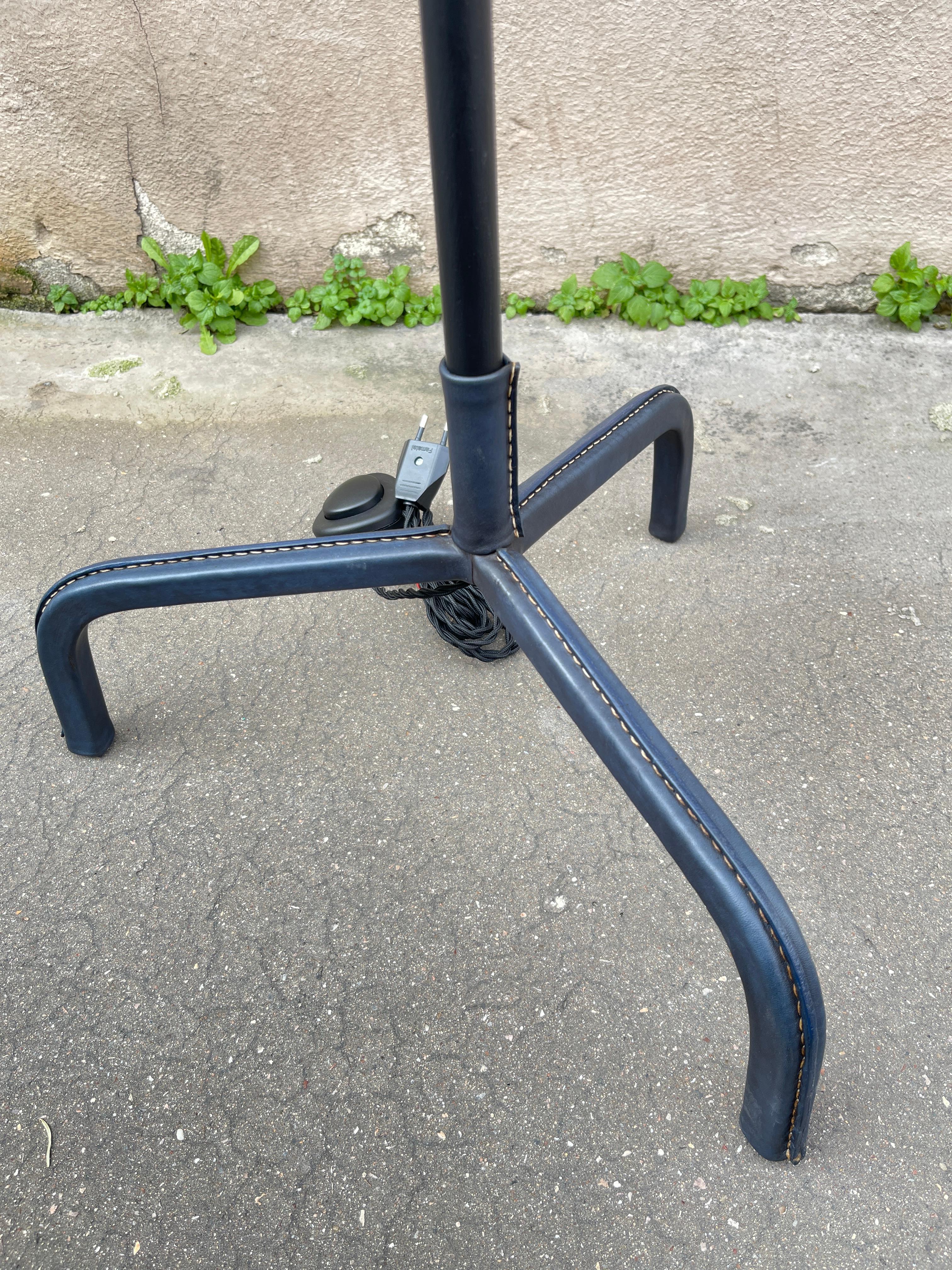 Lampadaire en cuir surpiqué des années 1950 par Jacques Adnet en vente 1