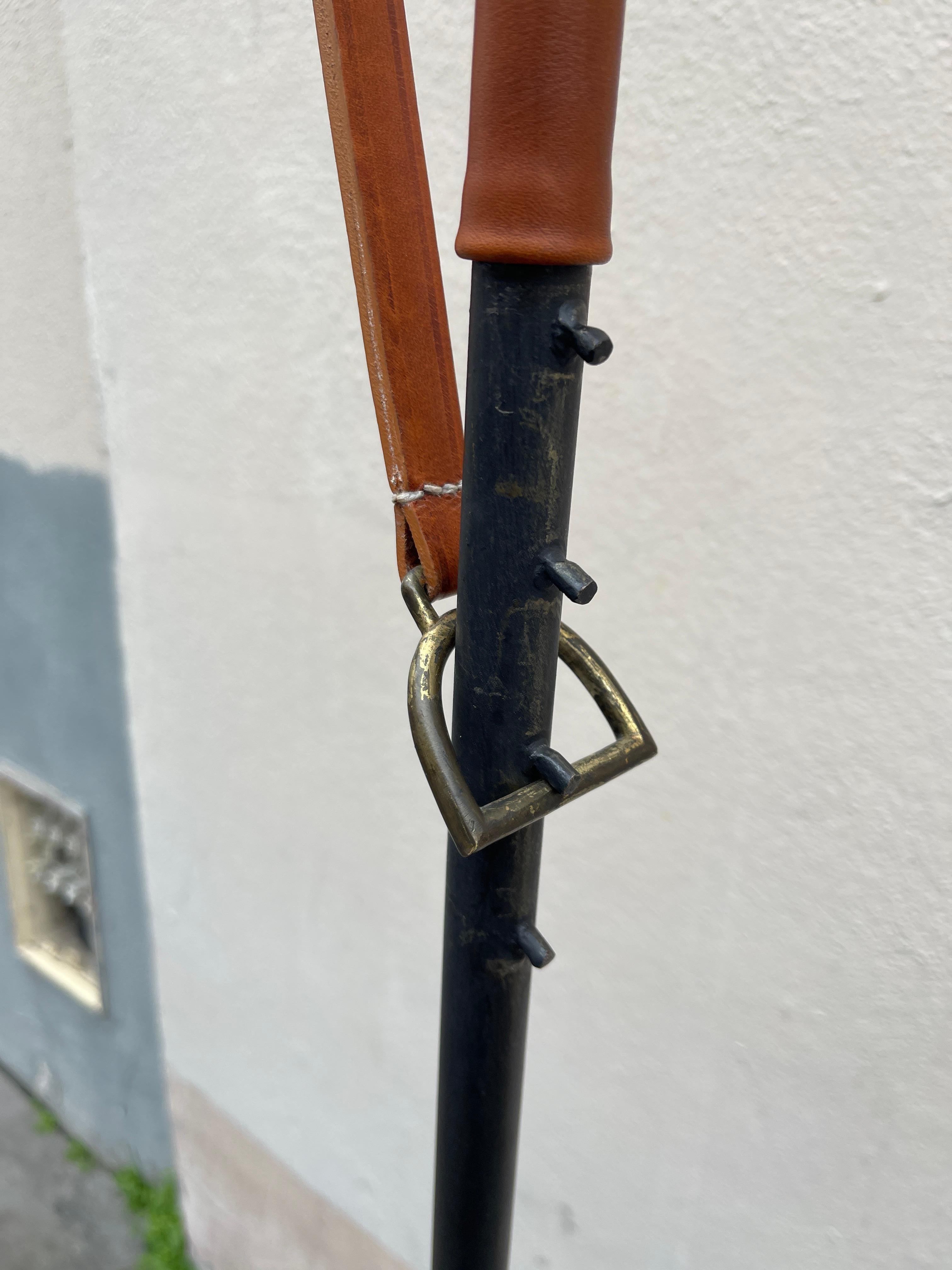 Lampadaire en cuir Stitch by Jacques Adnet, 1950 en vente 1