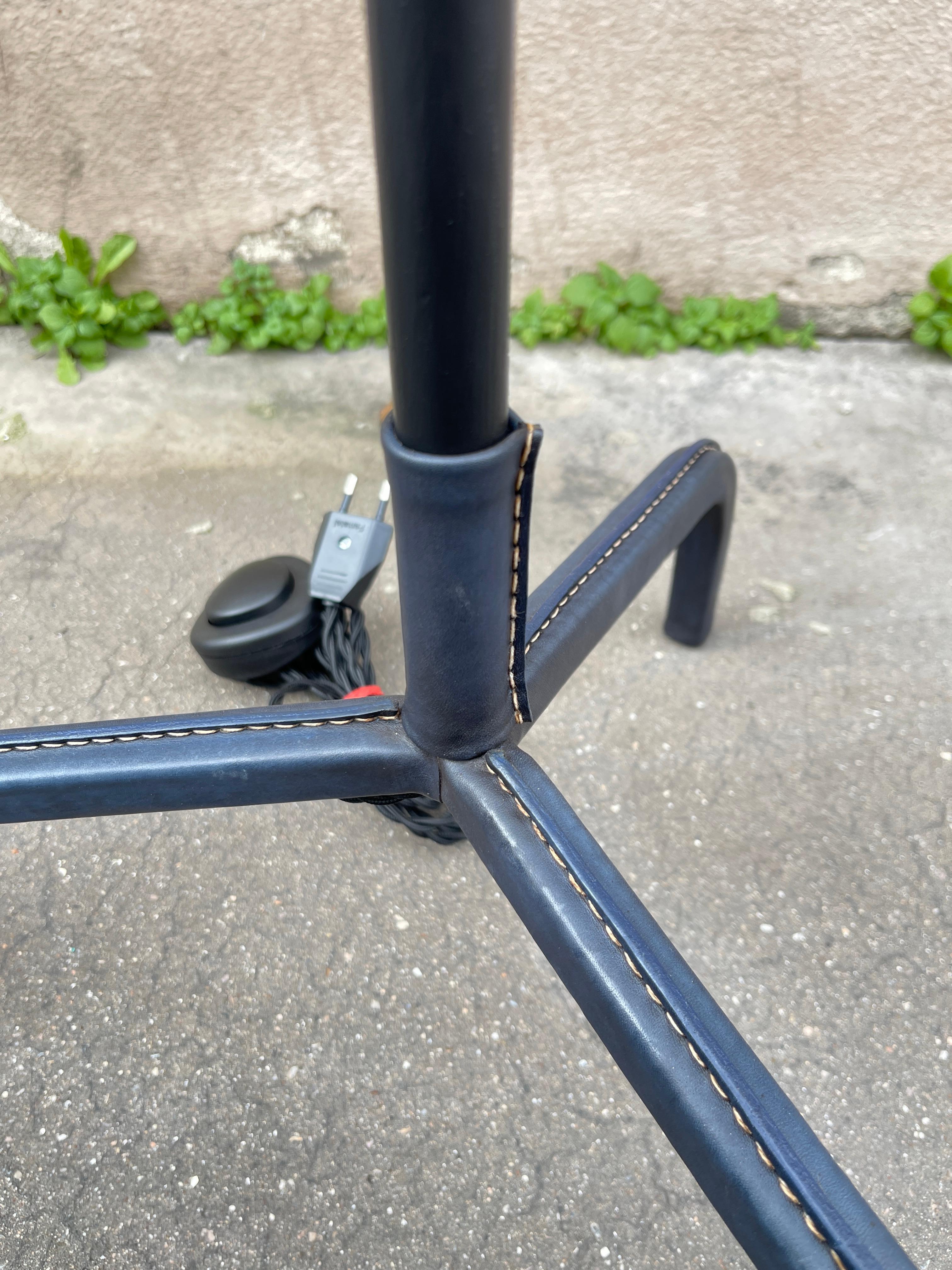 Lampadaire en cuir surpiqué des années 1950 par Jacques Adnet en vente 2