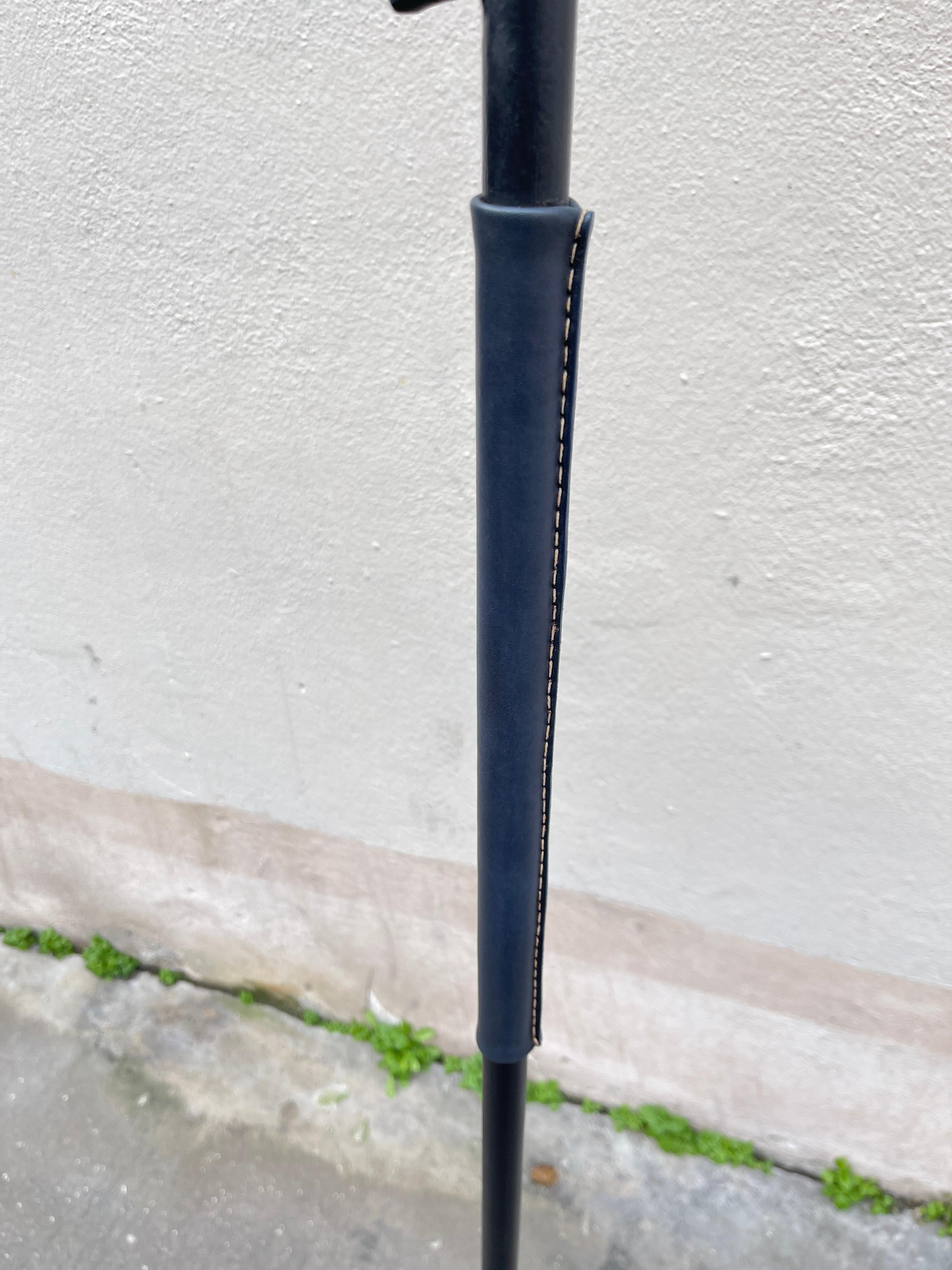 Lampadaire en cuir surpiqué des années 1950 par Jacques Adnet en vente 3