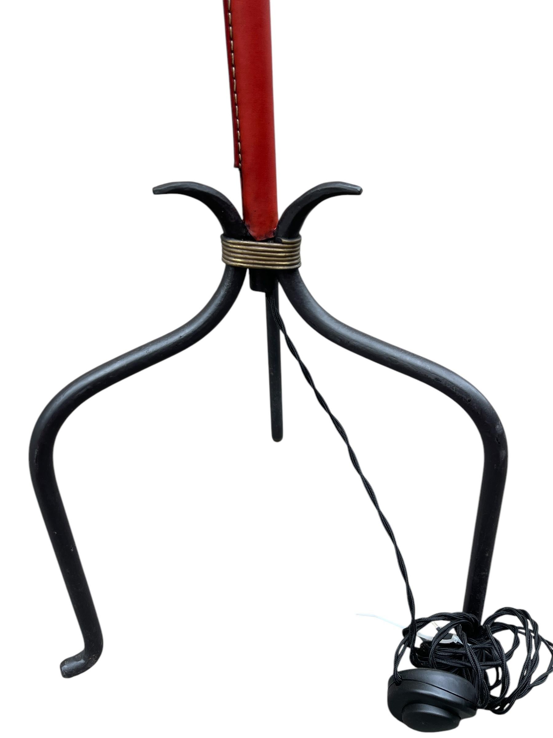 Stehlampe aus genähtem Leder, 1950er Jahre, von Jacques Adnet im Angebot 3