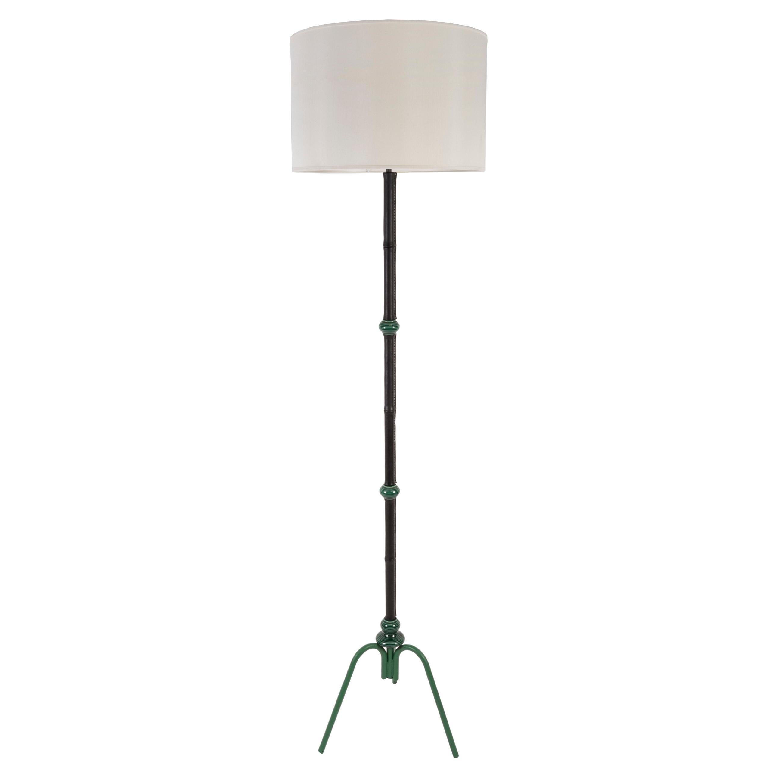 Stehlampe aus Leder mit Nähten von Jacques Adnet aus den 1950er Jahren im Angebot