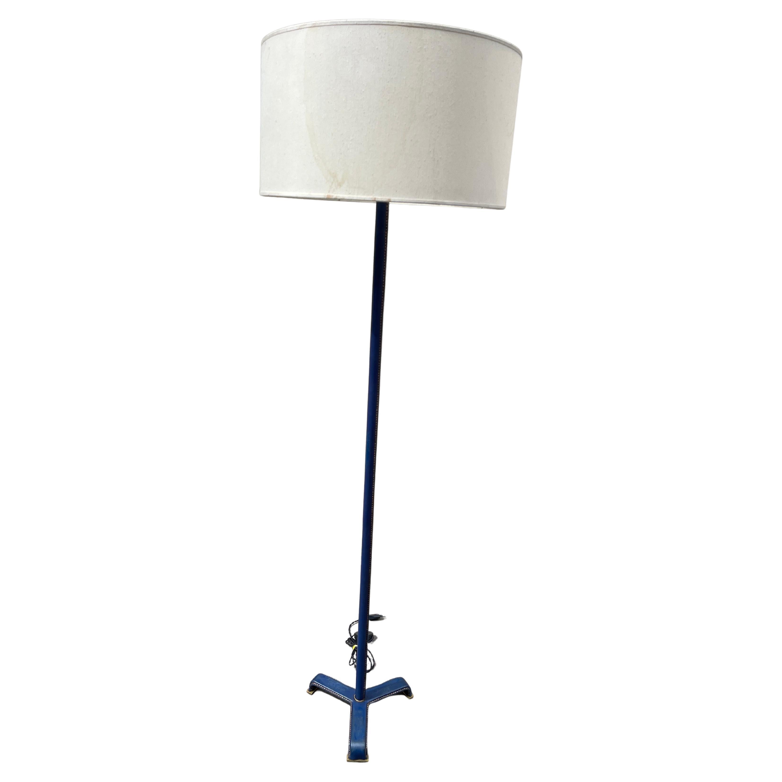Stehlampe aus genähtem Leder, 1950er Jahre, von Jacques Adnet